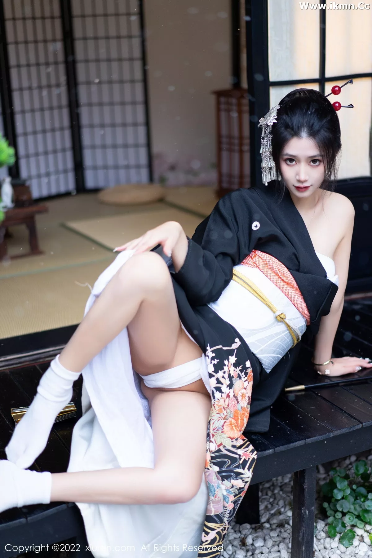 2kmn.vip_[XiuRen秀人网]No.5932_模特laura阿姣性感深色日式和服半脱秀柔美身材迷人诱惑写真74P