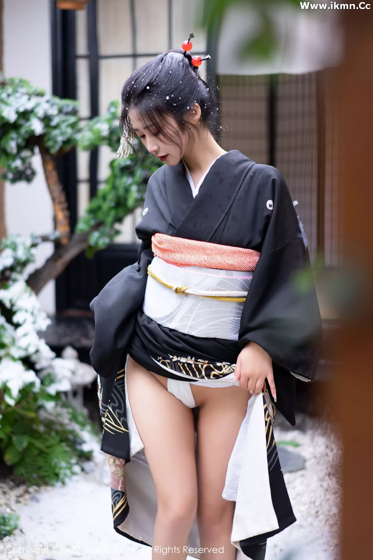 2kmn.vip_[XiuRen秀人网]No.5932_模特laura阿姣性感深色日式和服半脱秀柔美身材迷人诱惑写真74P