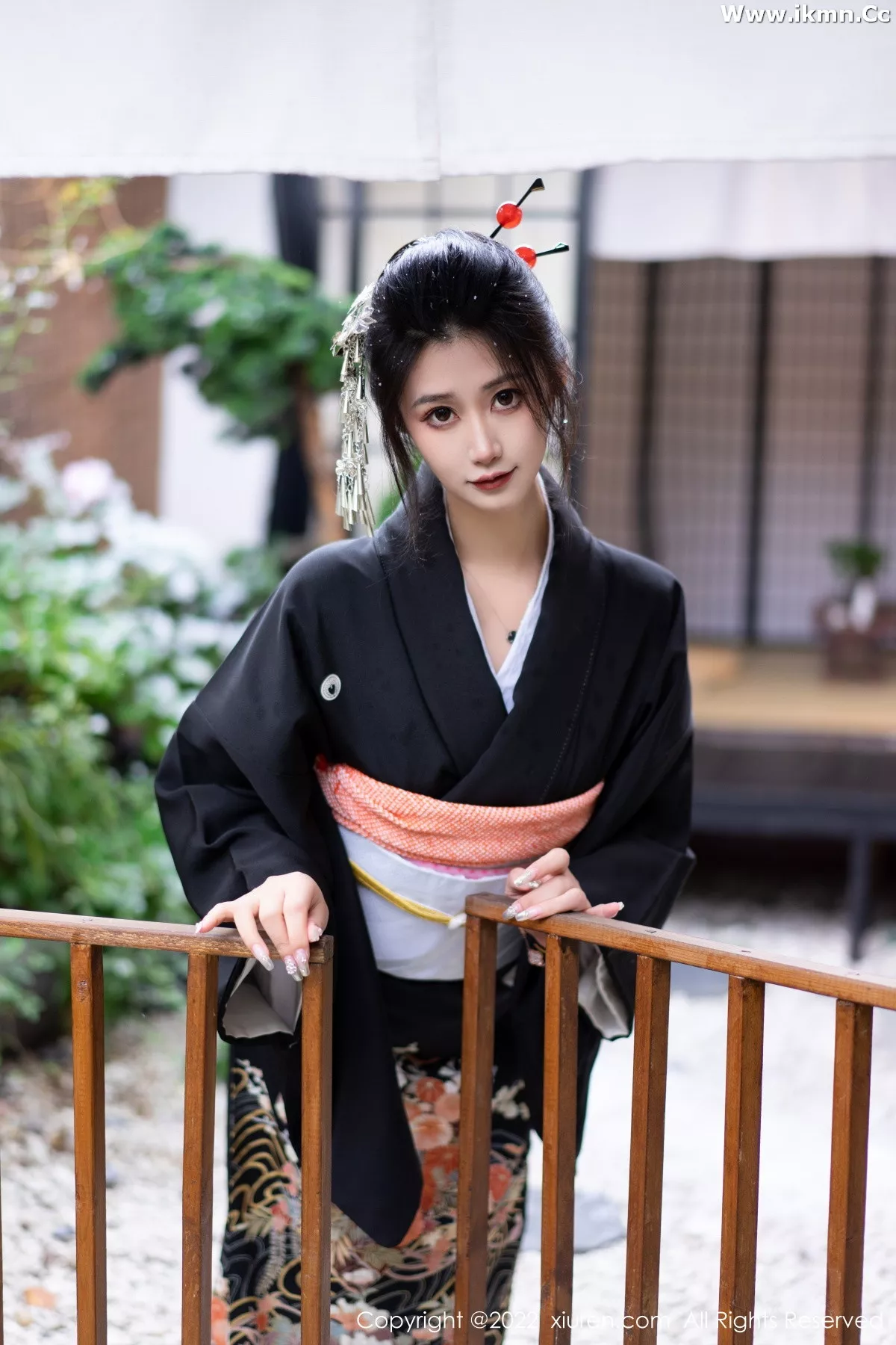 2kmn.vip_[XiuRen秀人网]No.5932_模特laura阿姣性感深色日式和服半脱秀柔美身材迷人诱惑写真74P