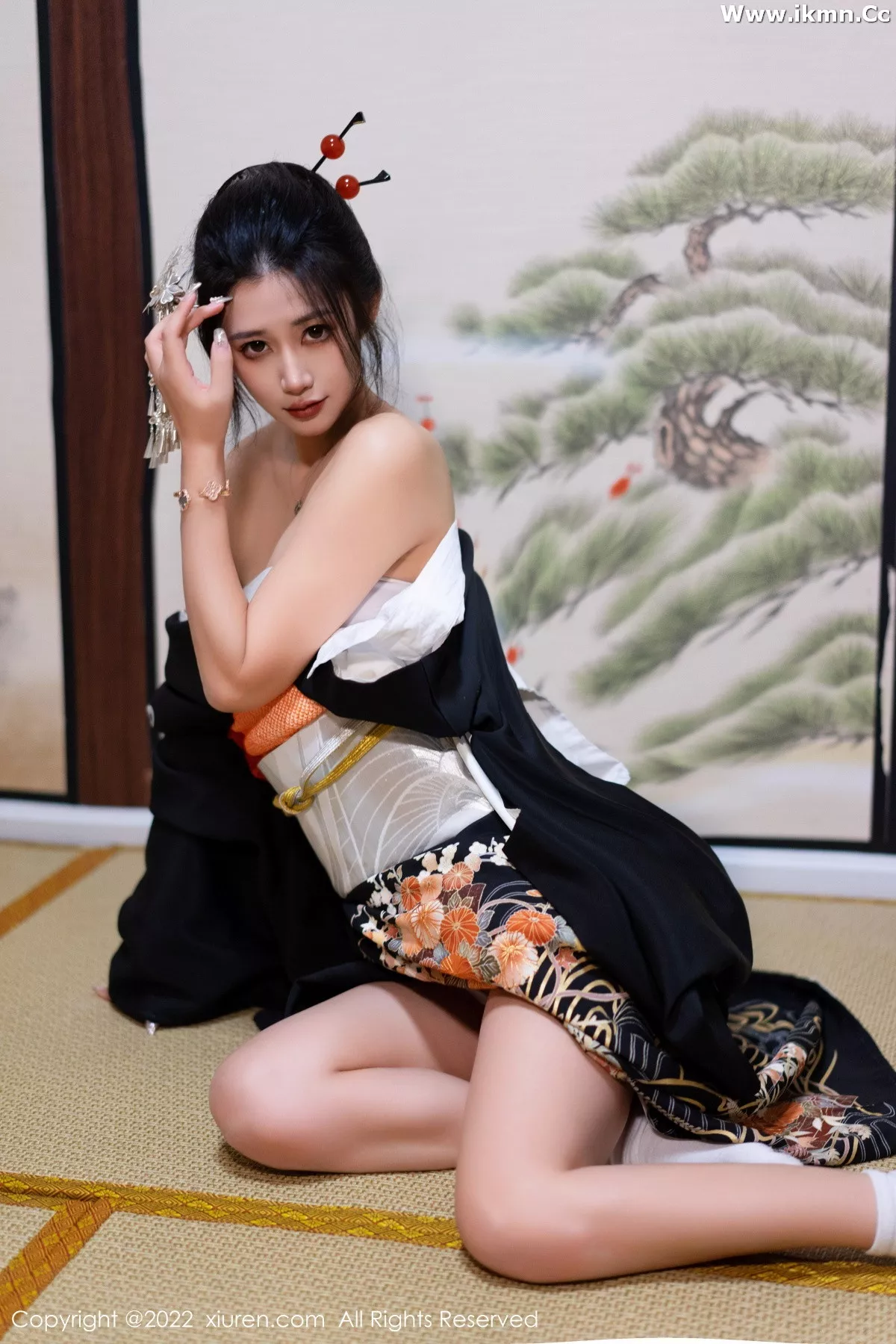 2kmn.vip_[XiuRen秀人网]No.5932_模特laura阿姣性感深色日式和服半脱秀柔美身材迷人诱惑写真74P