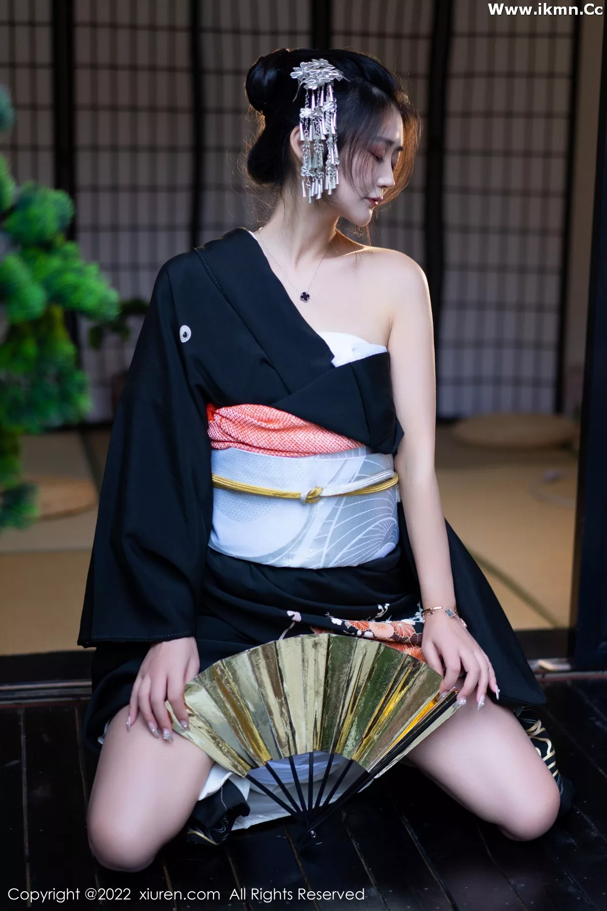 2kmn.vip_[XiuRen秀人网]No.5932_模特laura阿姣性感深色日式和服半脱秀柔美身材迷人诱惑写真74P