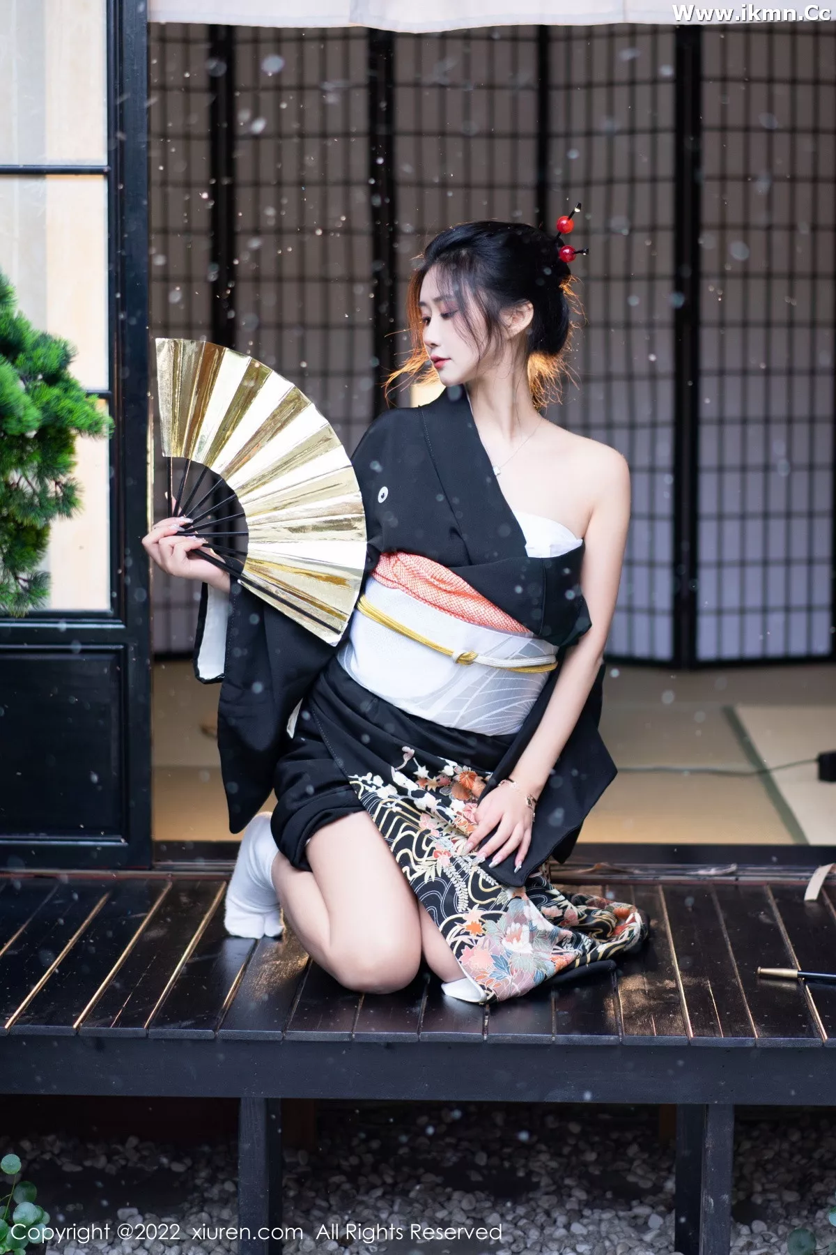 2kmn.vip_[XiuRen秀人网]No.5932_模特laura阿姣性感深色日式和服半脱秀柔美身材迷人诱惑写真74P