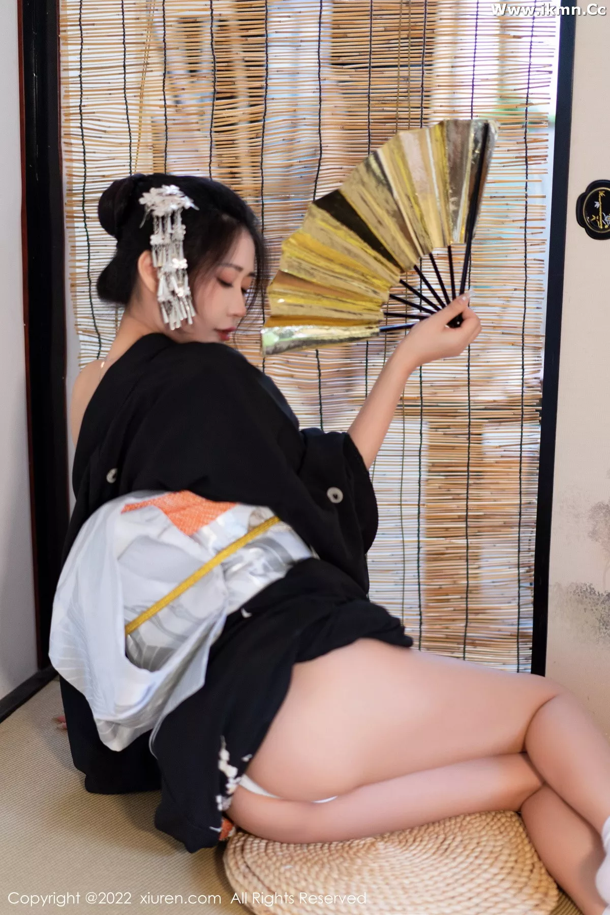 2kmn.vip_[XiuRen秀人网]No.5932_模特laura阿姣性感深色日式和服半脱秀柔美身材迷人诱惑写真74P