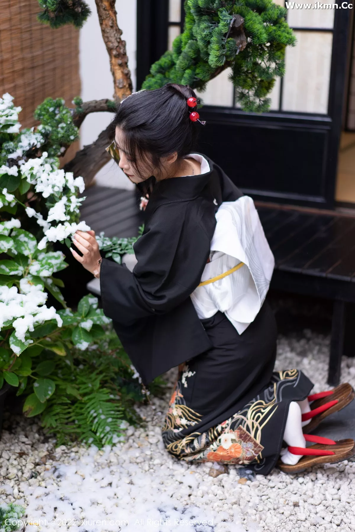 2kmn.vip_[XiuRen秀人网]No.5932_模特laura阿姣性感深色日式和服半脱秀柔美身材迷人诱惑写真74P