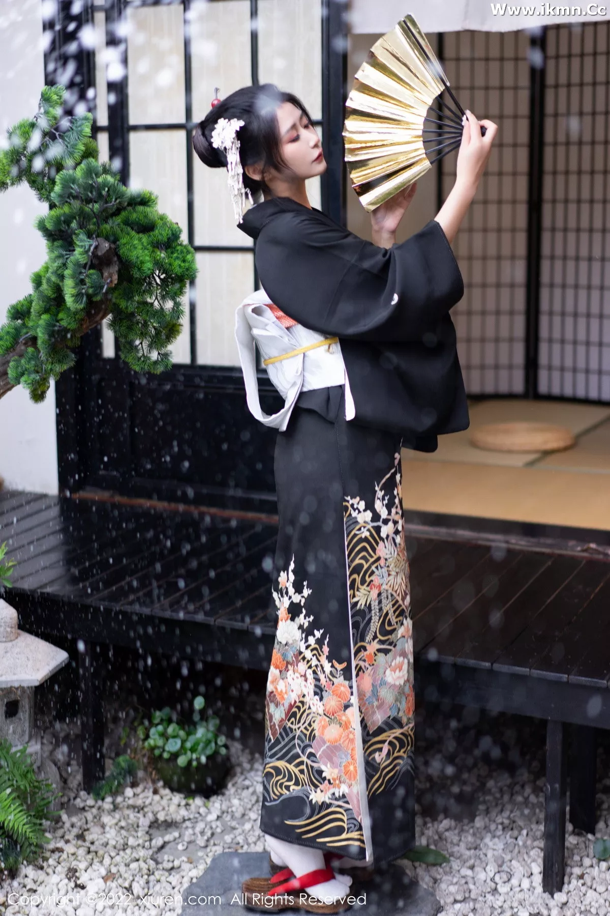 2kmn.vip_[XiuRen秀人网]No.5932_模特laura阿姣性感深色日式和服半脱秀柔美身材迷人诱惑写真74P