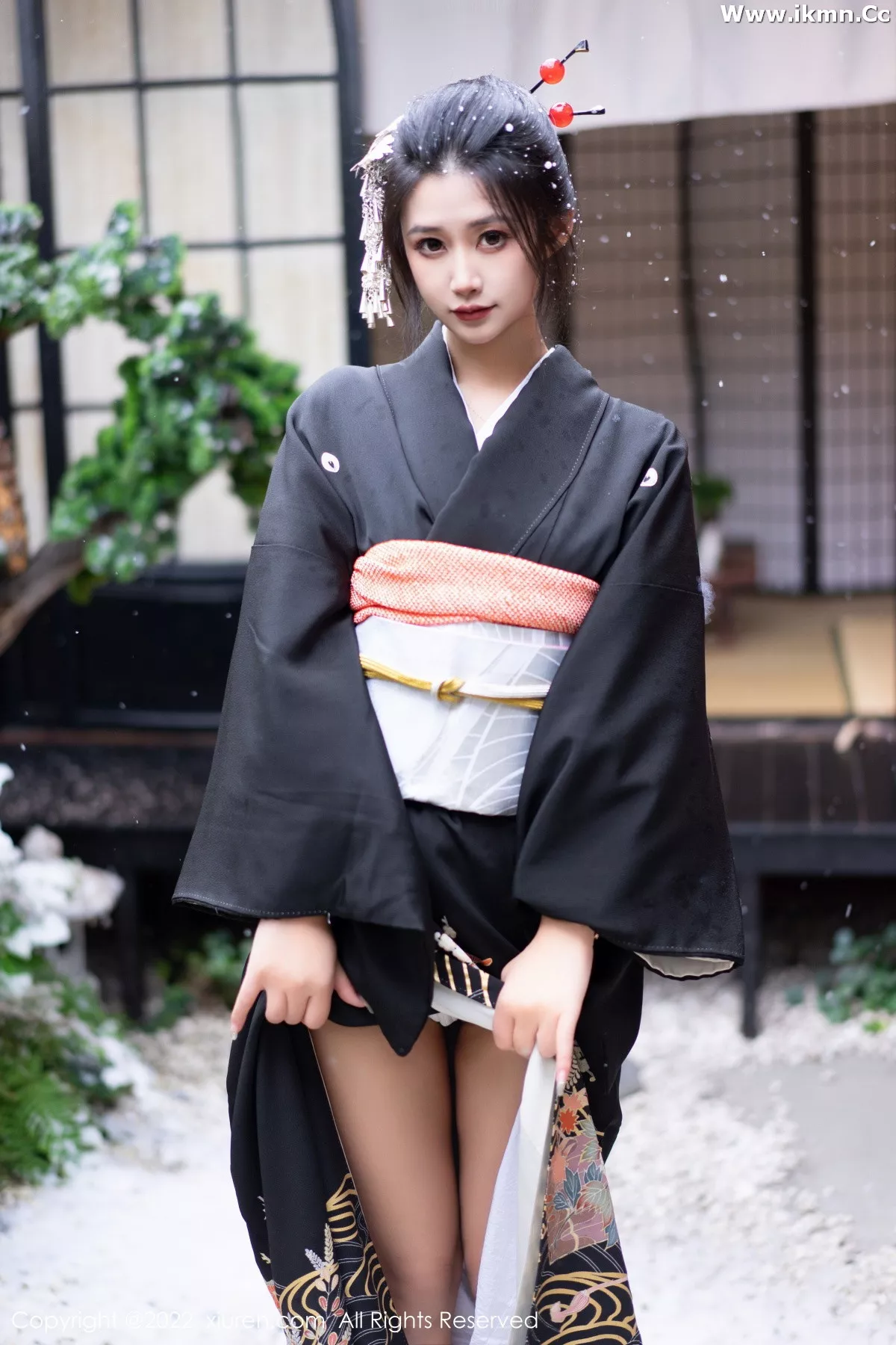 2kmn.vip_[XiuRen秀人网]No.5932_模特laura阿姣性感深色日式和服半脱秀柔美身材迷人诱惑写真74P