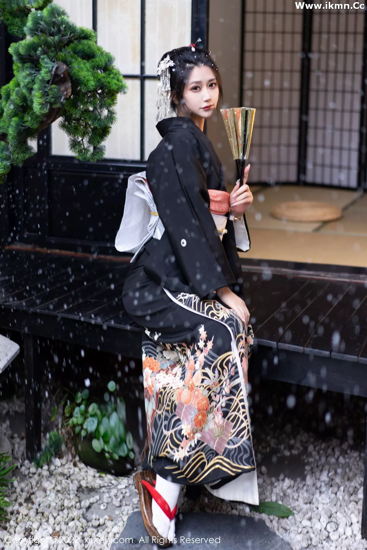 2kmn.vip_[XiuRen秀人网]No.5932_模特laura阿姣性感深色日式和服半脱秀柔美身材迷人诱惑写真74P