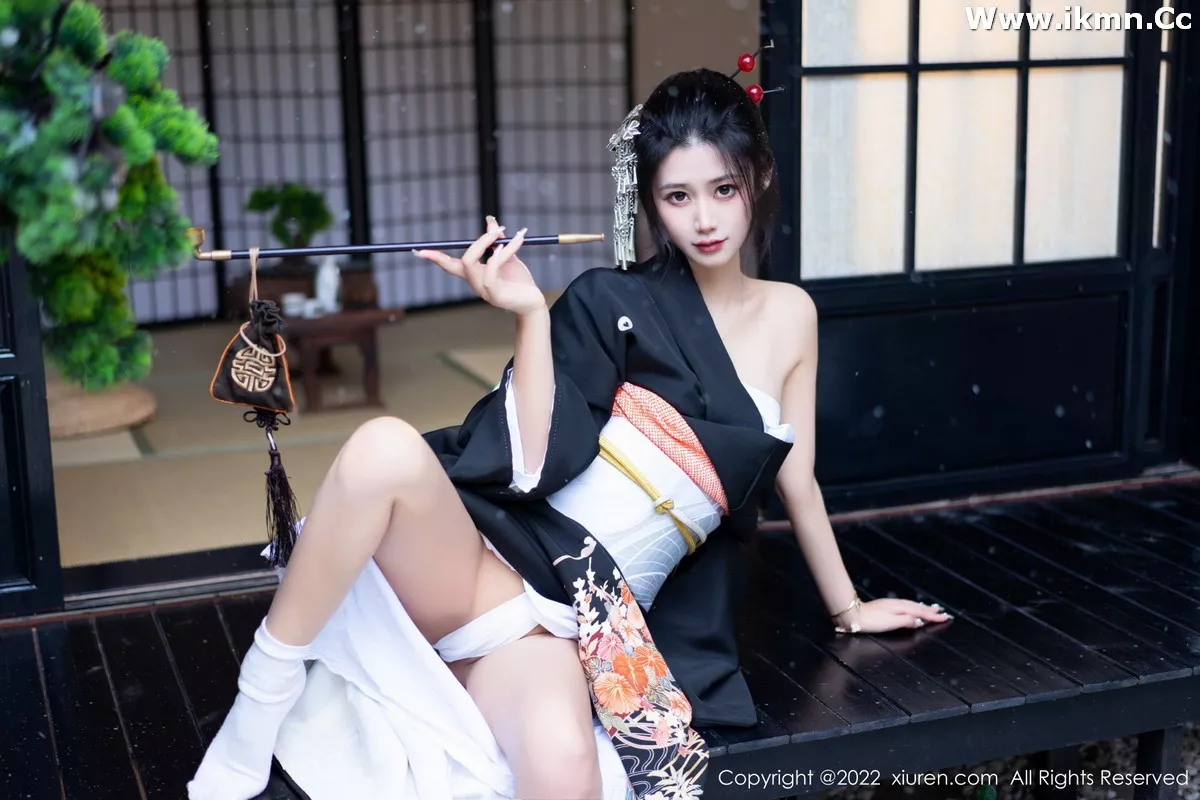 2kmn.vip_[XiuRen秀人网]No.5932_模特laura阿姣性感深色日式和服半脱秀柔美身材迷人诱惑写真74P