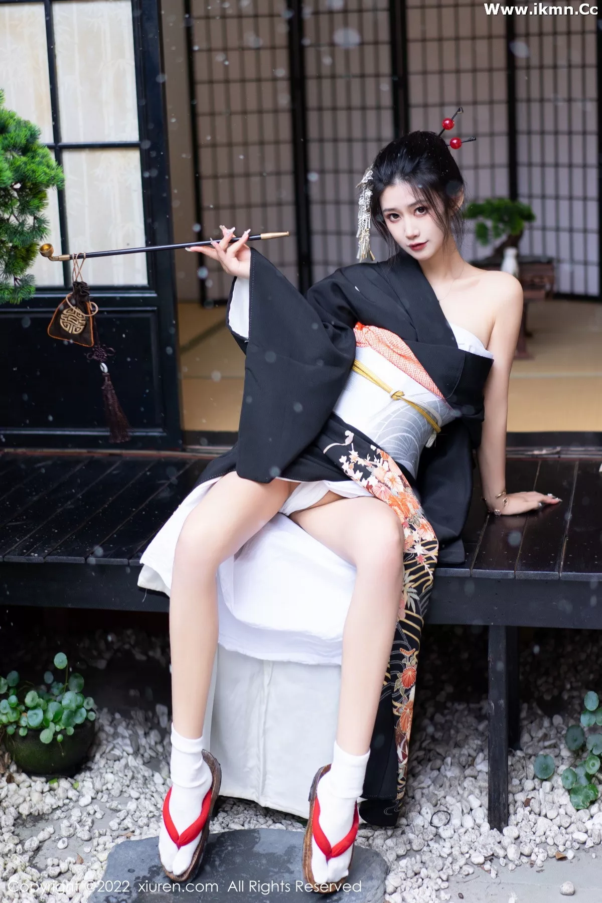 2kmn.vip_[XiuRen秀人网]No.5932_模特laura阿姣性感深色日式和服半脱秀柔美身材迷人诱惑写真74P