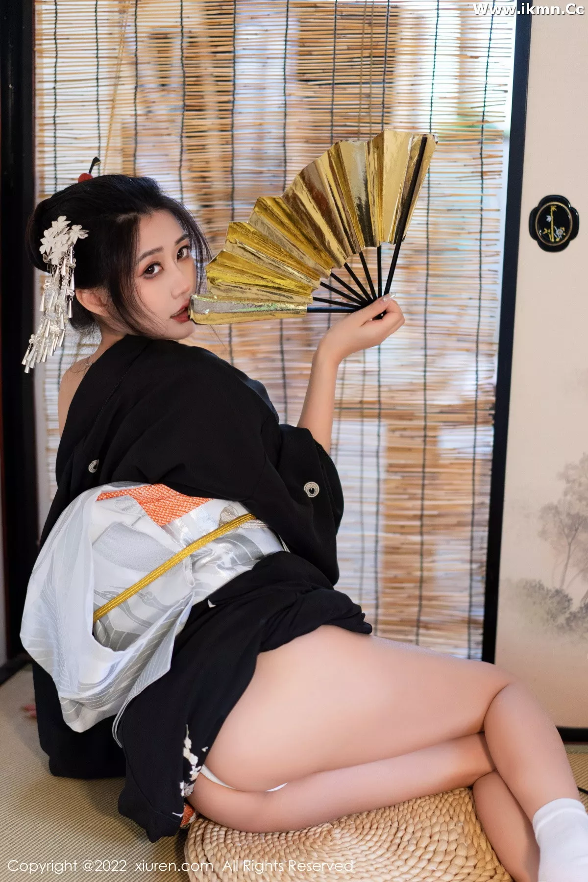 2kmn.vip_[XiuRen秀人网]No.5932_模特laura阿姣性感深色日式和服半脱秀柔美身材迷人诱惑写真74P