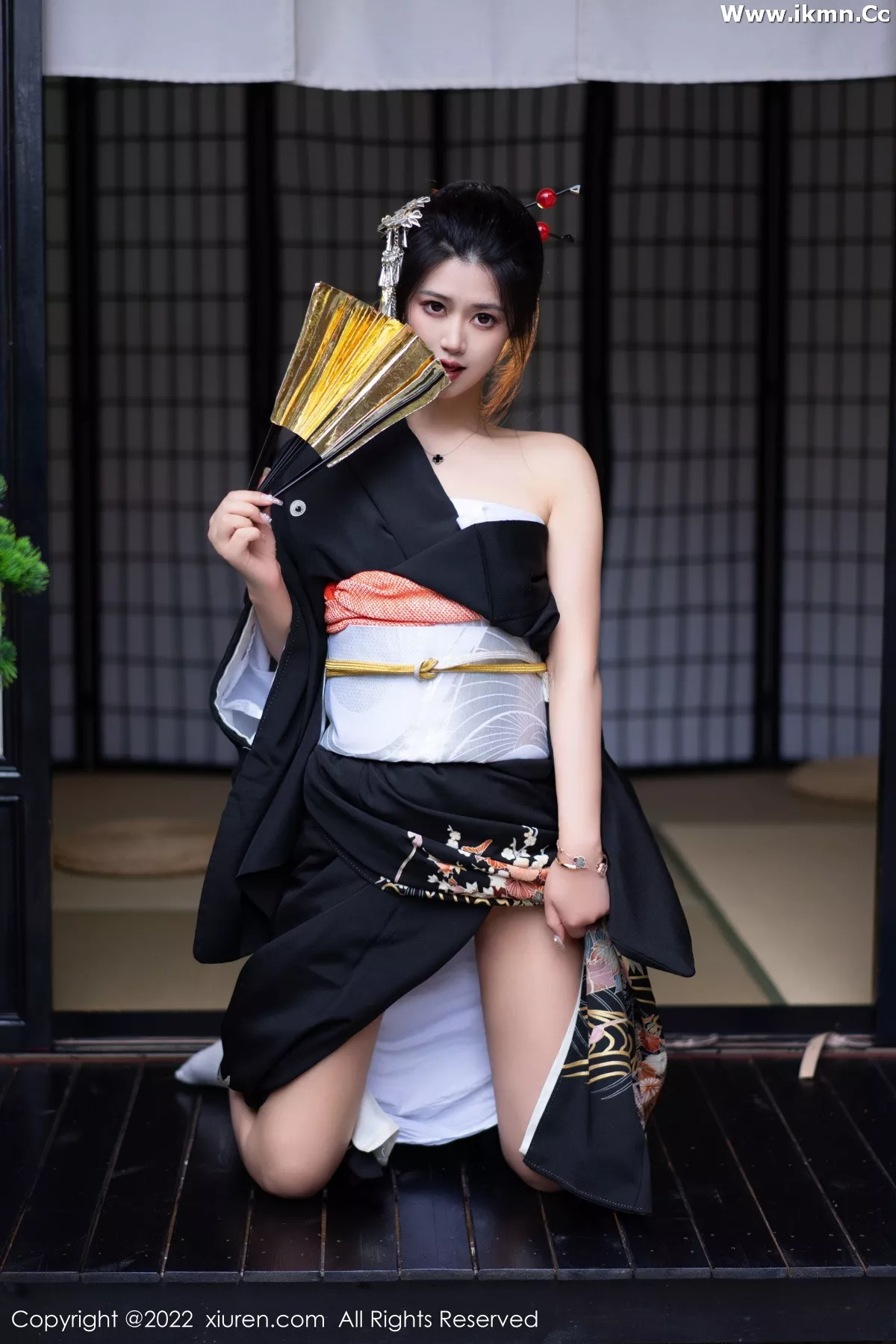 2kmn.vip_[XiuRen秀人网]No.5932_模特laura阿姣性感深色日式和服半脱秀柔美身材迷人诱惑写真74P
