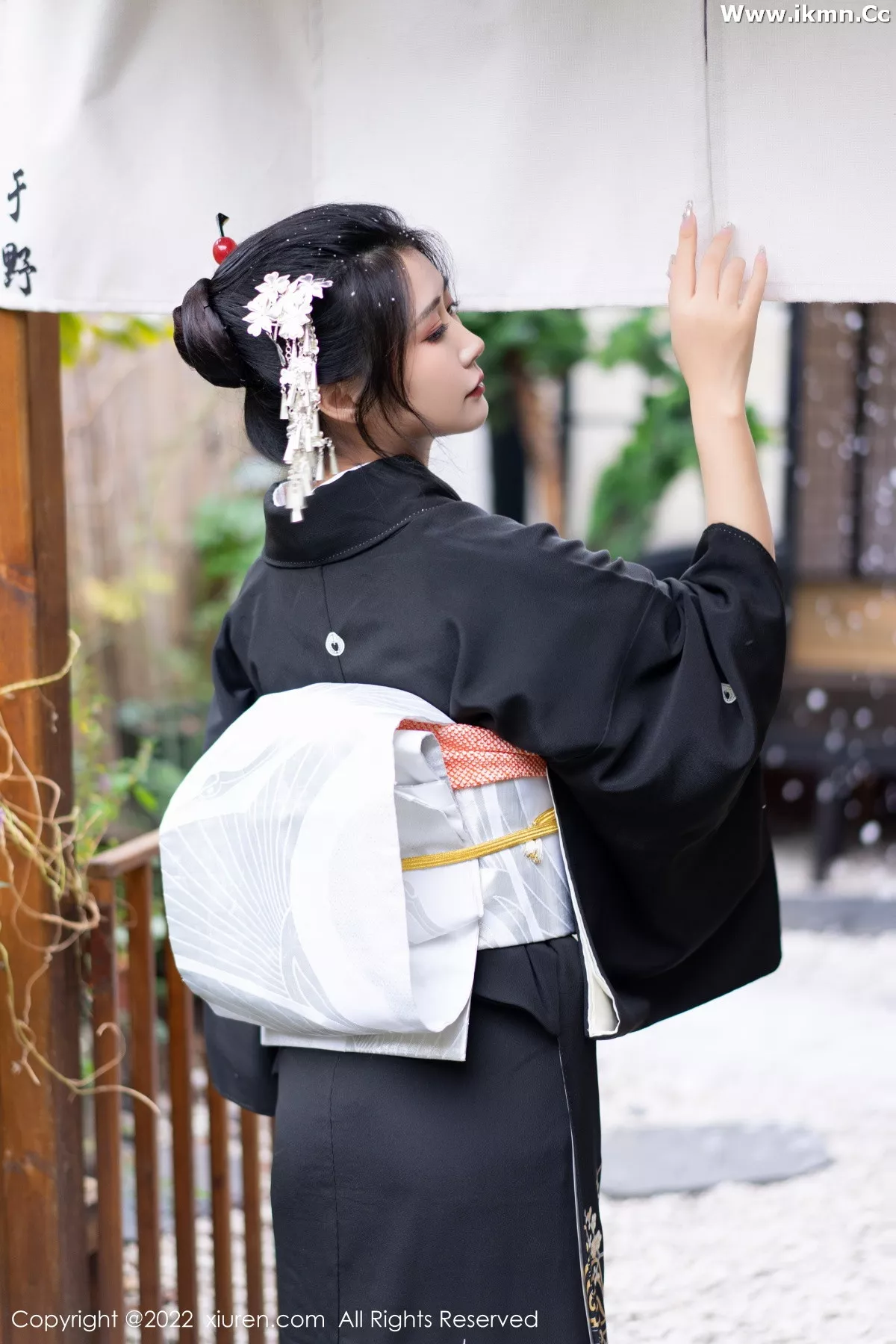 2kmn.vip_[XiuRen秀人网]No.5932_模特laura阿姣性感深色日式和服半脱秀柔美身材迷人诱惑写真74P