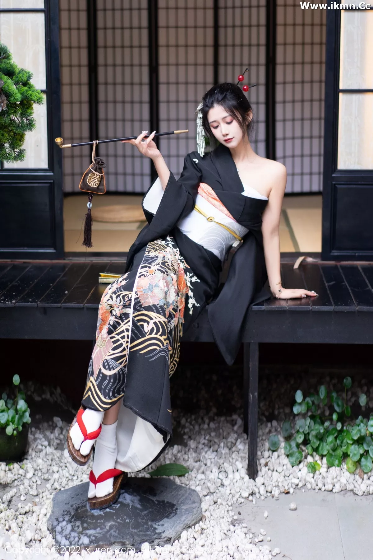 2kmn.vip_[XiuRen秀人网]No.5932_模特laura阿姣性感深色日式和服半脱秀柔美身材迷人诱惑写真74P
