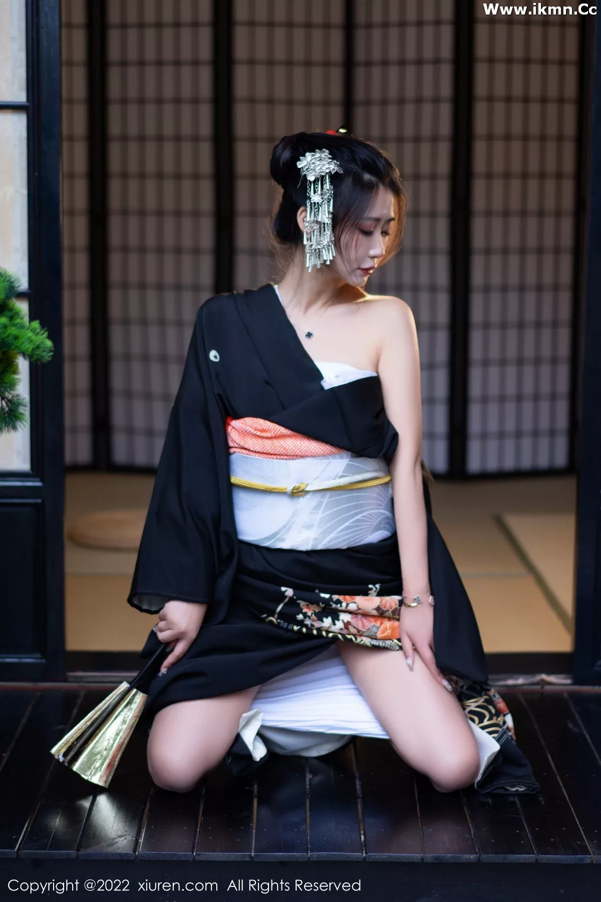 2kmn.vip_[XiuRen秀人网]No.5932_模特laura阿姣性感深色日式和服半脱秀柔美身材迷人诱惑写真74P