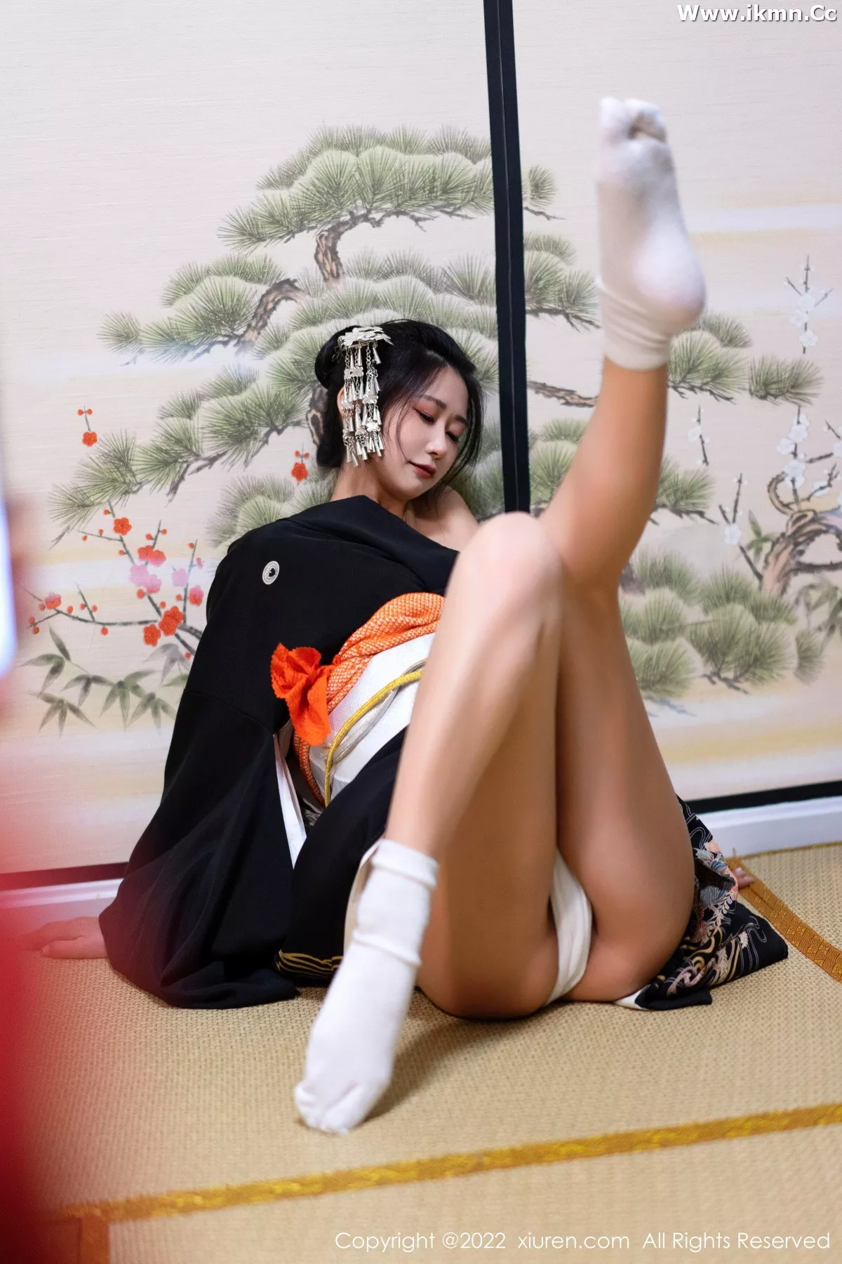 2kmn.vip_[XiuRen秀人网]No.5932_模特laura阿姣性感深色日式和服半脱秀柔美身材迷人诱惑写真74P