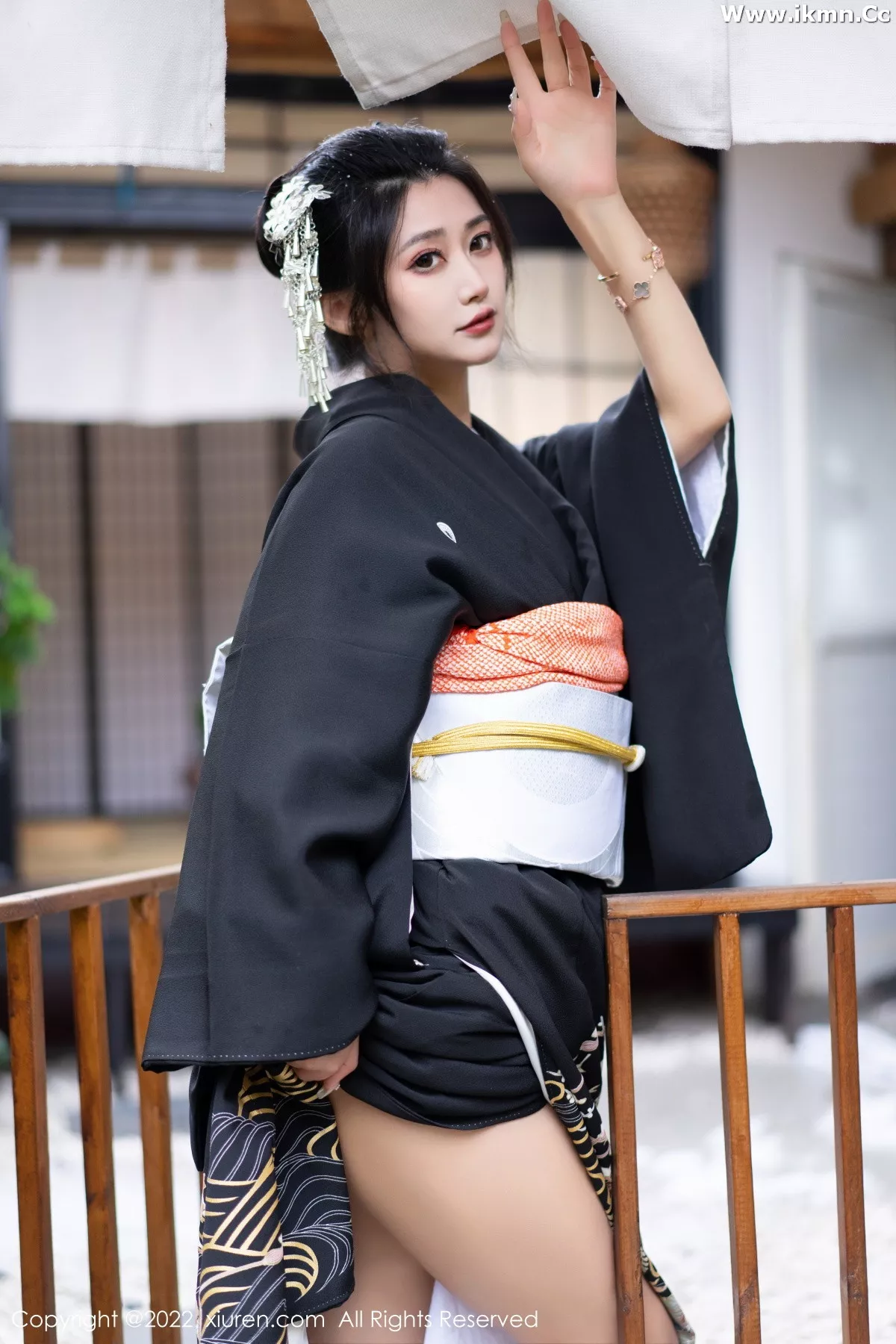 2kmn.vip_[XiuRen秀人网]No.5932_模特laura阿姣性感深色日式和服半脱秀柔美身材迷人诱惑写真74P