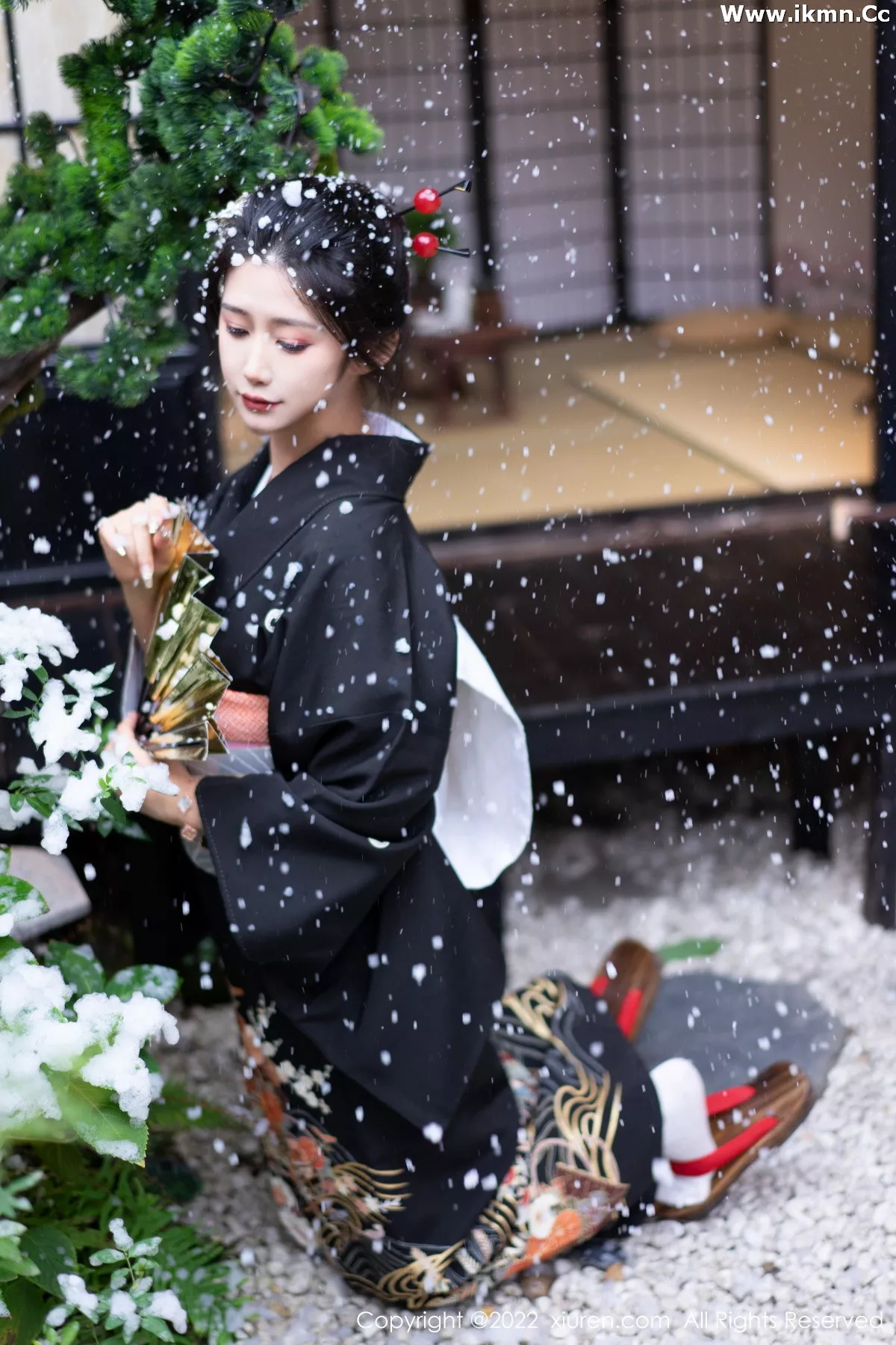 2kmn.vip_[XiuRen秀人网]No.5932_模特laura阿姣性感深色日式和服半脱秀柔美身材迷人诱惑写真74P