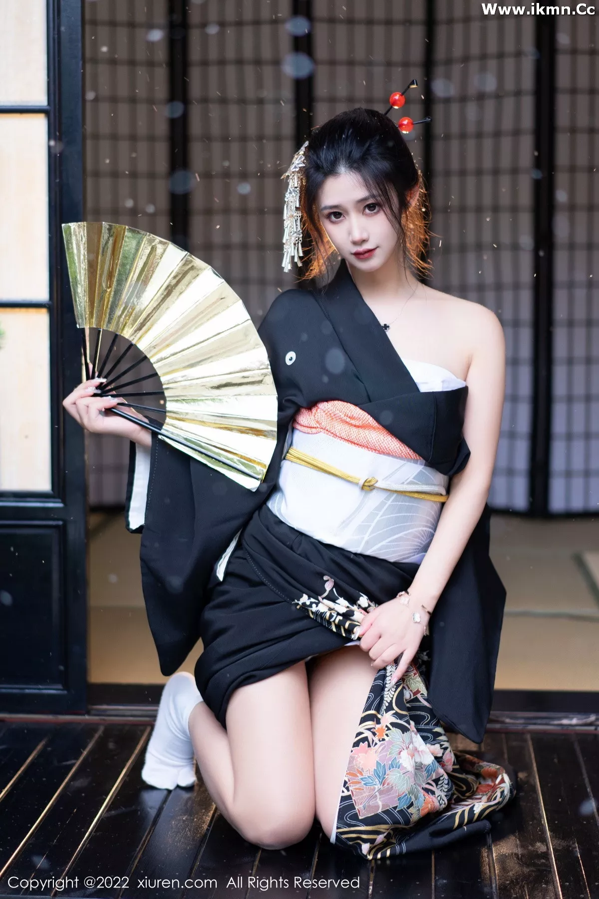 2kmn.vip_[XiuRen秀人网]No.5932_模特laura阿姣性感深色日式和服半脱秀柔美身材迷人诱惑写真74P