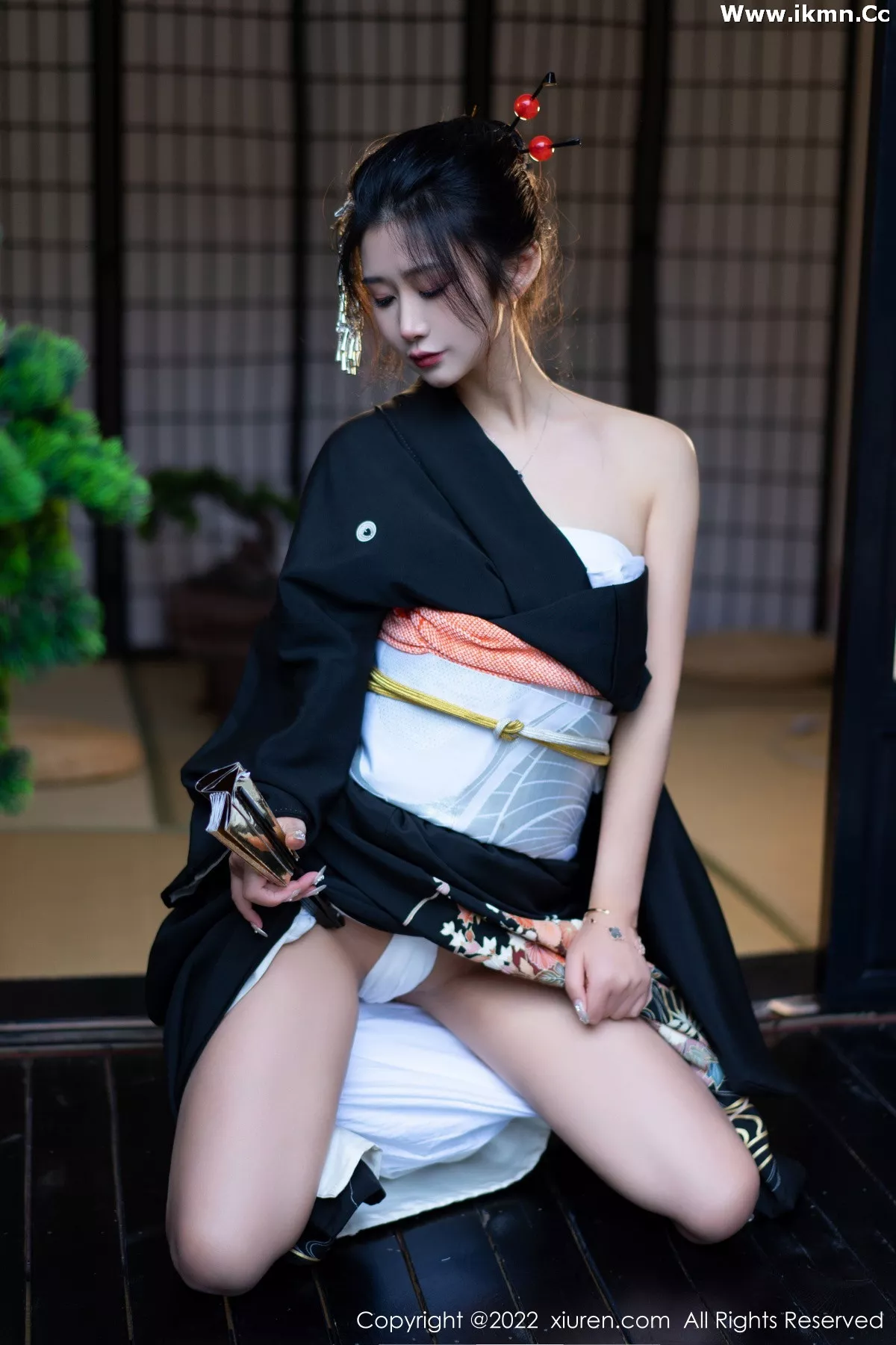 2kmn.vip_[XiuRen秀人网]No.5932_模特laura阿姣性感深色日式和服半脱秀柔美身材迷人诱惑写真74P