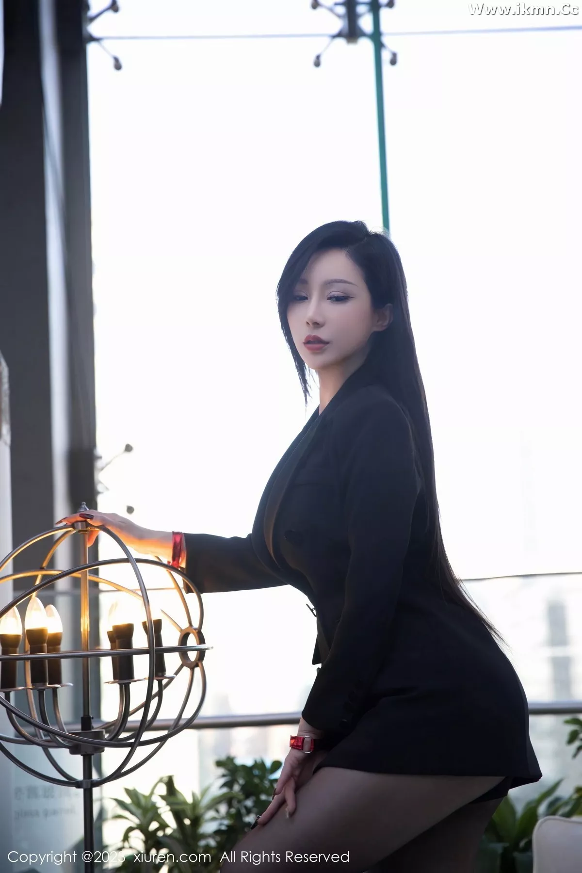 2kmn.vip_[XiuRen秀人网]No.6294_新人模特大琪琪Emily脱黑色外衣露红色情趣内衣秀玲珑身段写真95P