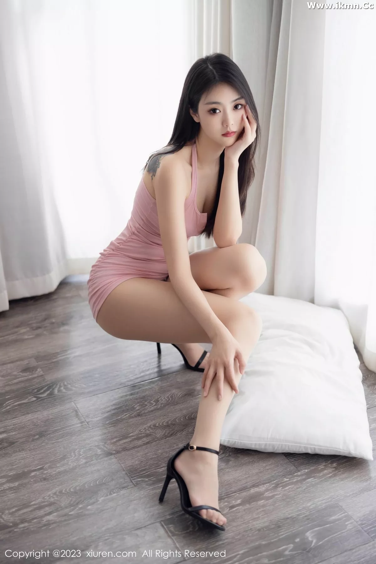 2kmn.vip_[XiuRen秀人网]No.6927_模特可乐Vicky性感粉色连衣短裙配原色丝袜秀婀娜身姿诱惑写真90P