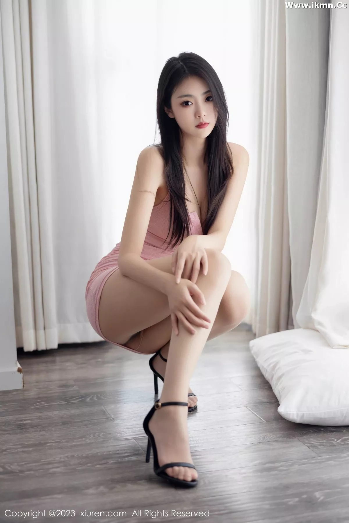 2kmn.vip_[XiuRen秀人网]No.6927_模特可乐Vicky性感粉色连衣短裙配原色丝袜秀婀娜身姿诱惑写真90P