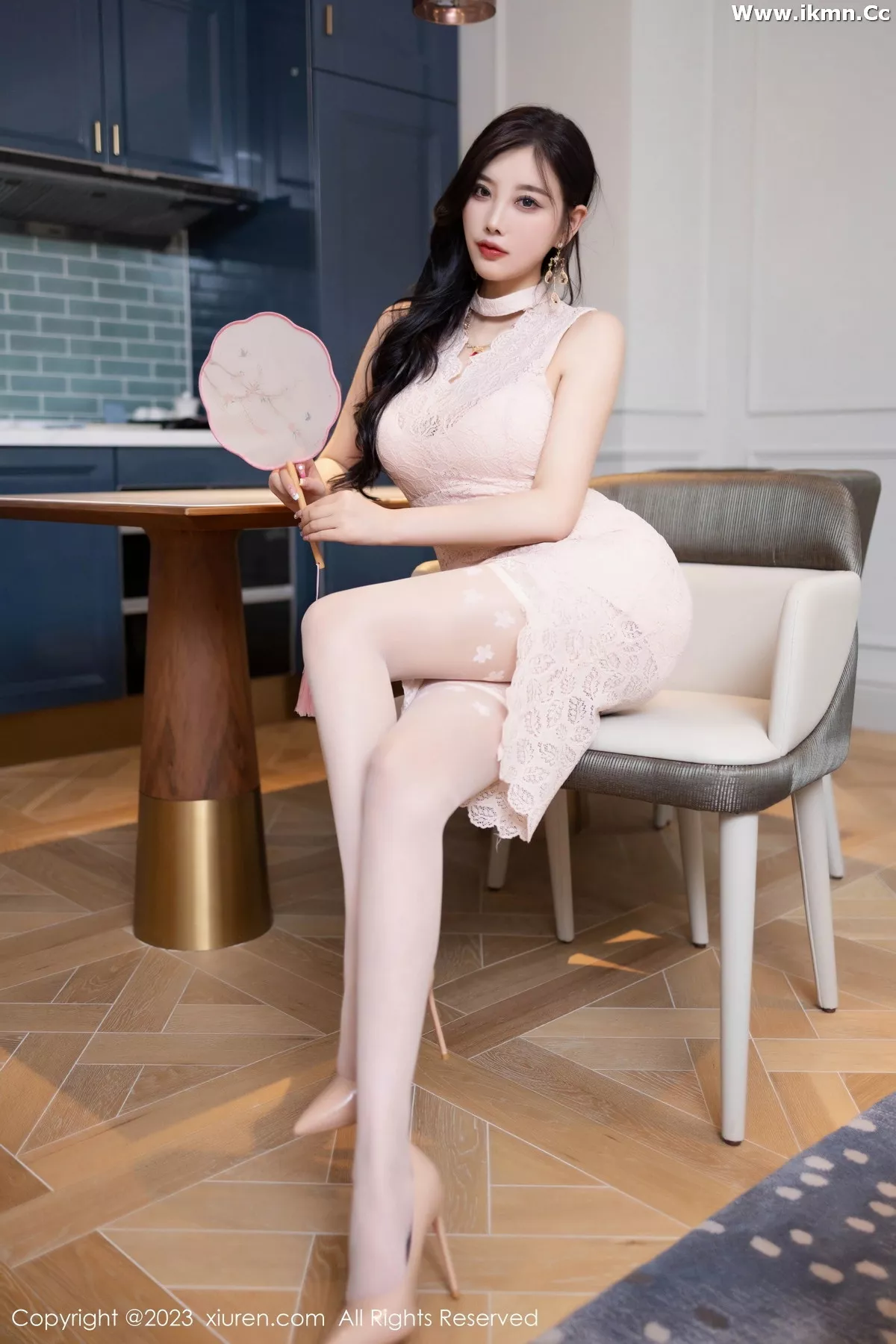 2kmn.vip_[XiuRen秀人网]No.7171_女神杨晨晨Yome粉色连衣短裙露蕾丝内衣配白丝吊袜诱惑写真81P