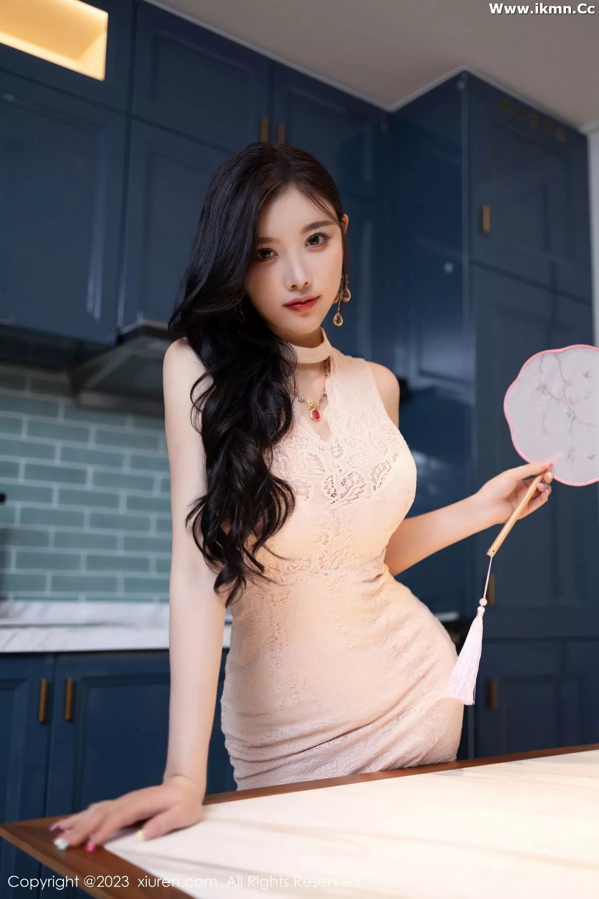 2kmn.vip_[XiuRen秀人网]No.7171_女神杨晨晨Yome粉色连衣短裙露蕾丝内衣配白丝吊袜诱惑写真81P