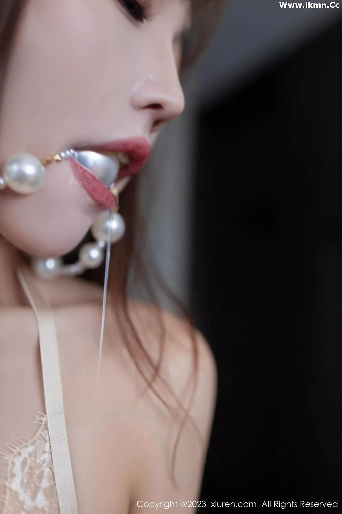 2kmn.vip_[XiuRen秀人网]No.7214_模特陆萱萱脱紫色睡衣露性感浅色蕾丝内衣配原色丝袜诱惑写真80P