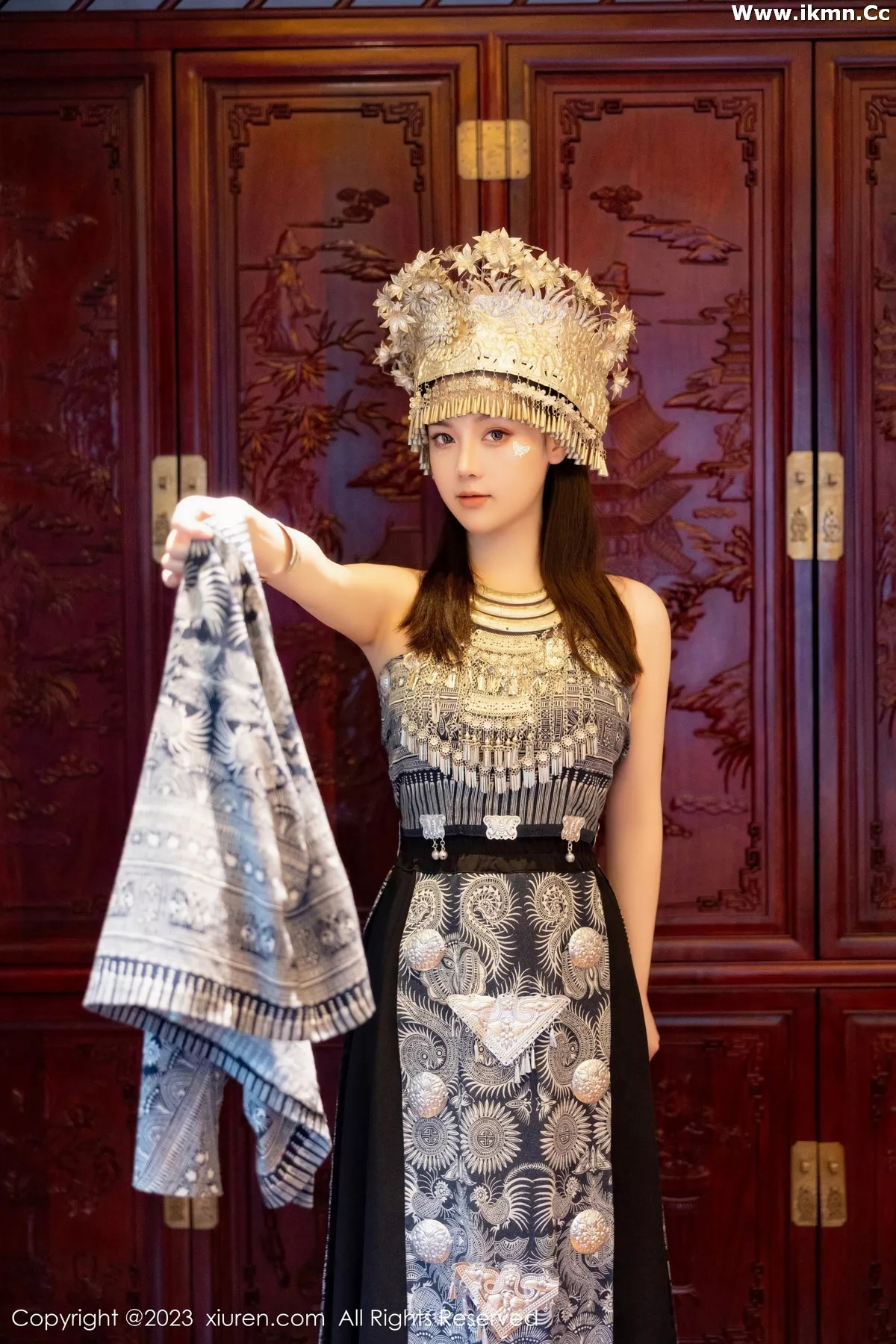 2kmn.vip_[XiuRen秀人网]No.7448_模特豆瓣酱户外性感银饰苗族服饰半脱秀丰腴身材完美诱惑写真82P