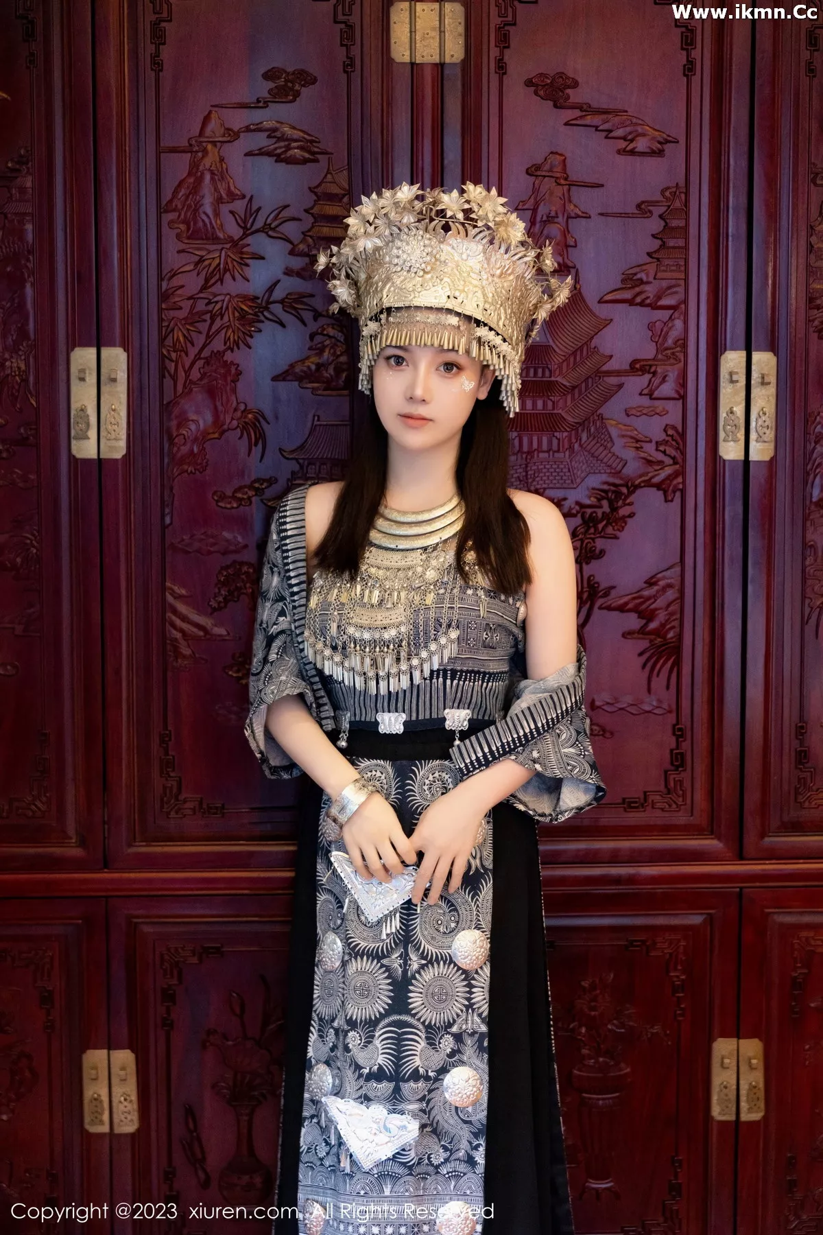 2kmn.vip_[XiuRen秀人网]No.7448_模特豆瓣酱户外性感银饰苗族服饰半脱秀丰腴身材完美诱惑写真82P