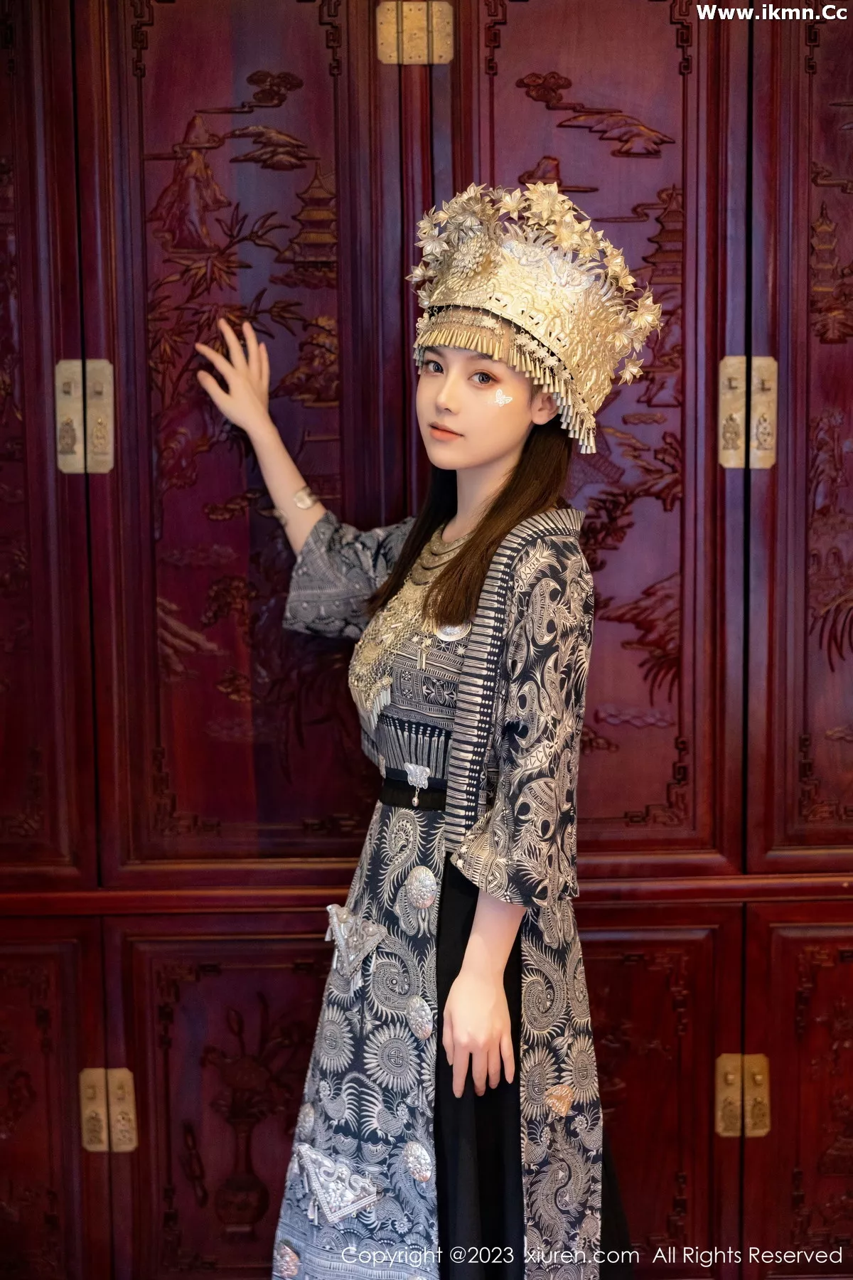 2kmn.vip_[XiuRen秀人网]No.7448_模特豆瓣酱户外性感银饰苗族服饰半脱秀丰腴身材完美诱惑写真82P