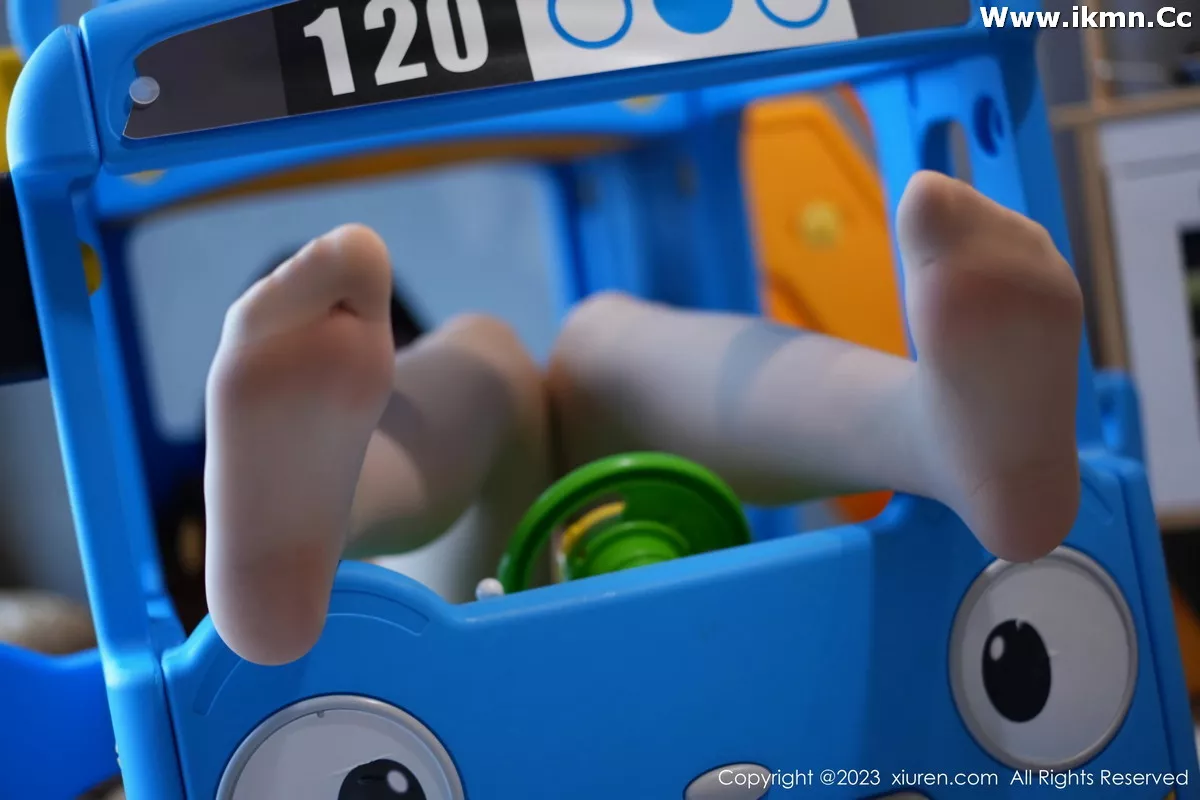 2kmn.vip_[XiuRen秀人网]No.7505_女神王雨纯性感蓝色连体泳装配超薄肉丝秀曼妙身姿惹火诱惑写真70P