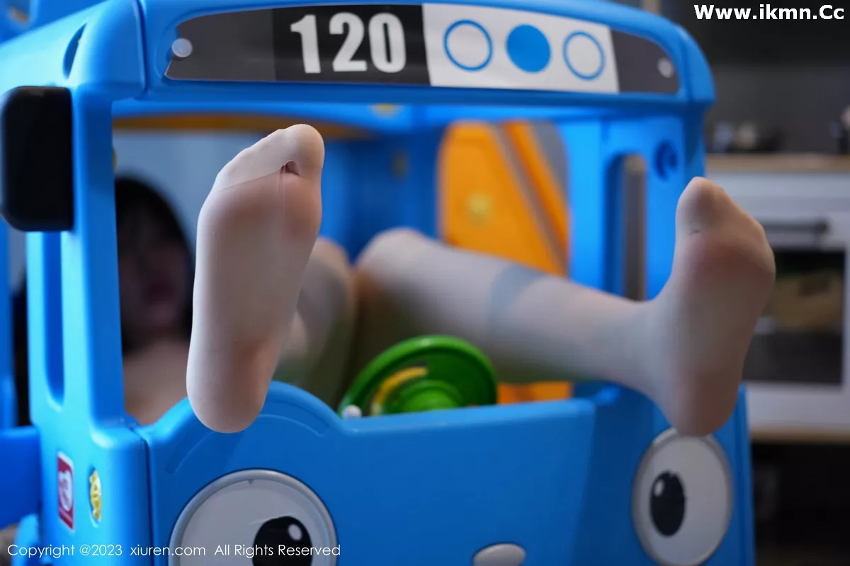 2kmn.vip_[XiuRen秀人网]No.7505_女神王雨纯性感蓝色连体泳装配超薄肉丝秀曼妙身姿惹火诱惑写真70P