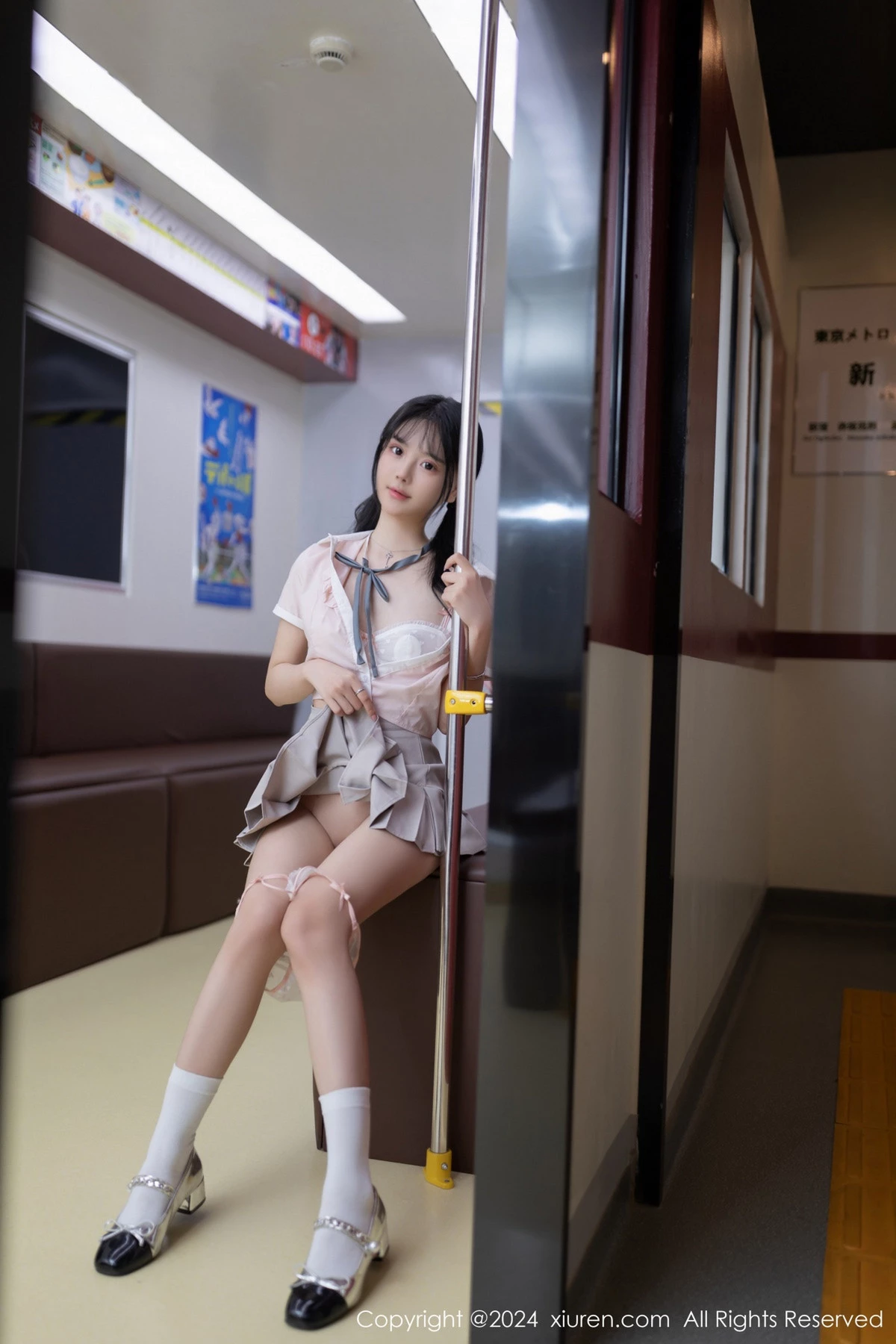 2kmn.vip_[XiuRen秀人网]No.8515_模特幼幼地铁场景性感浅色学妹制服半脱秀完美身材迷人诱惑写真80P