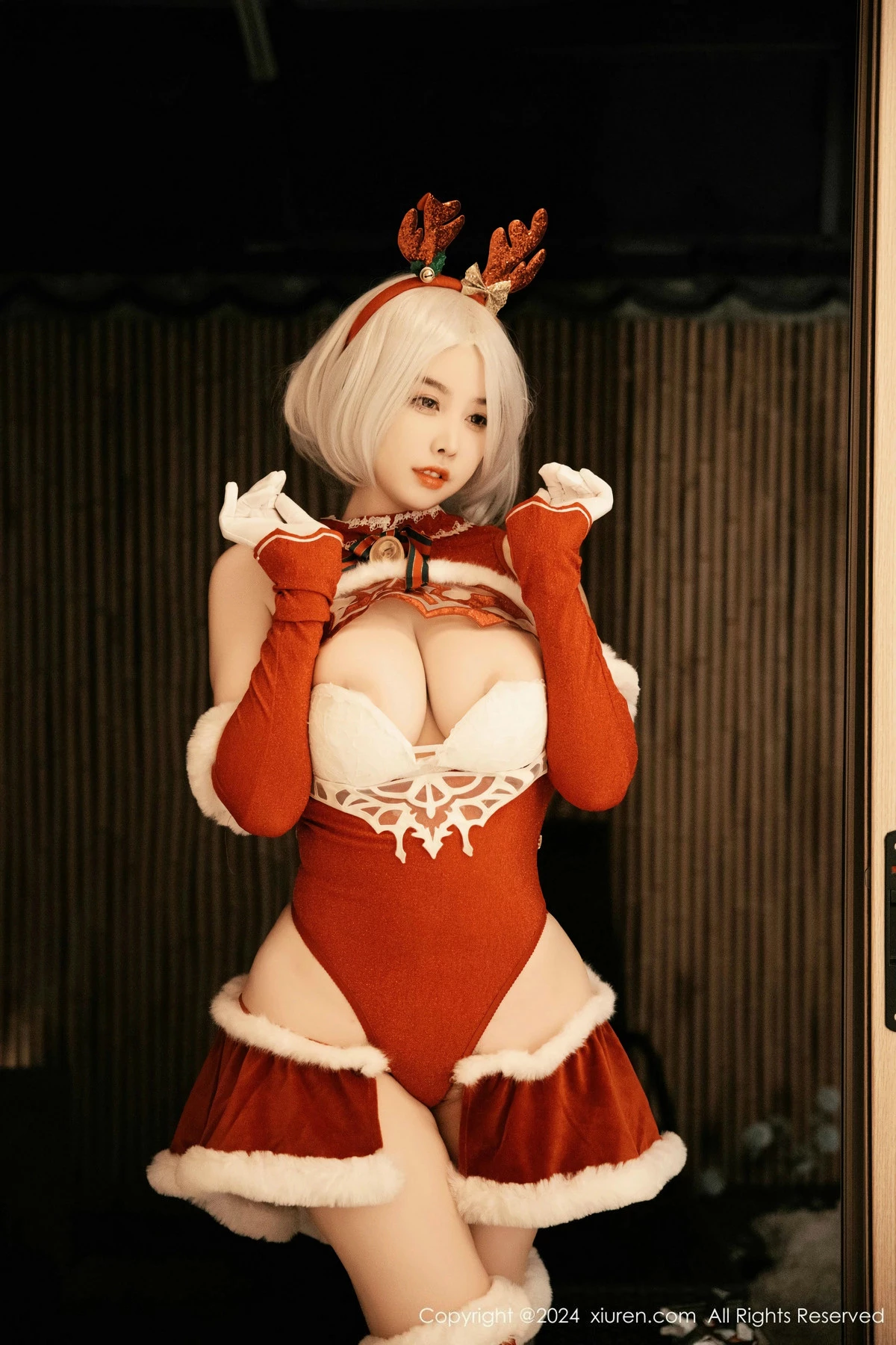 2kmn.vip_[XiuRen秀人网]No.9660_模特樱桃小犊子性感红色圣诞装扮半脱秀丰满身材完美诱惑写真55P