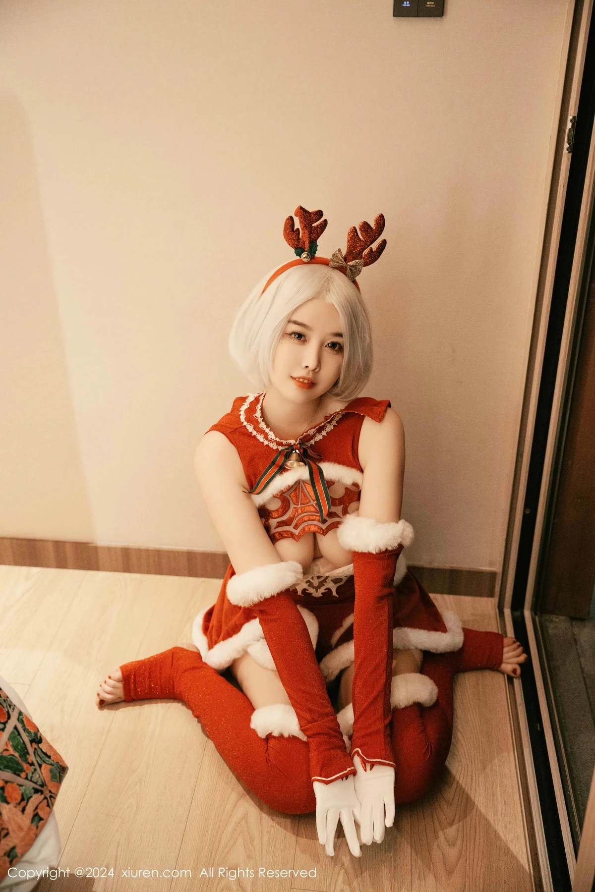 2kmn.vip_[XiuRen秀人网]No.9660_模特樱桃小犊子性感红色圣诞装扮半脱秀丰满身材完美诱惑写真55P