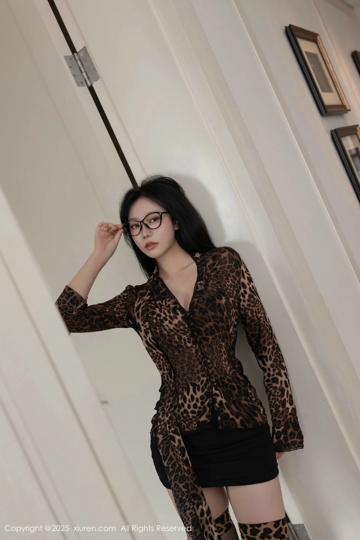 2kmn.vip_[XiuRen秀人网]No.9794_模特安然anran豹纹外套露豹纹内衣配黑丝袜秀柔美身段诱惑写真80P