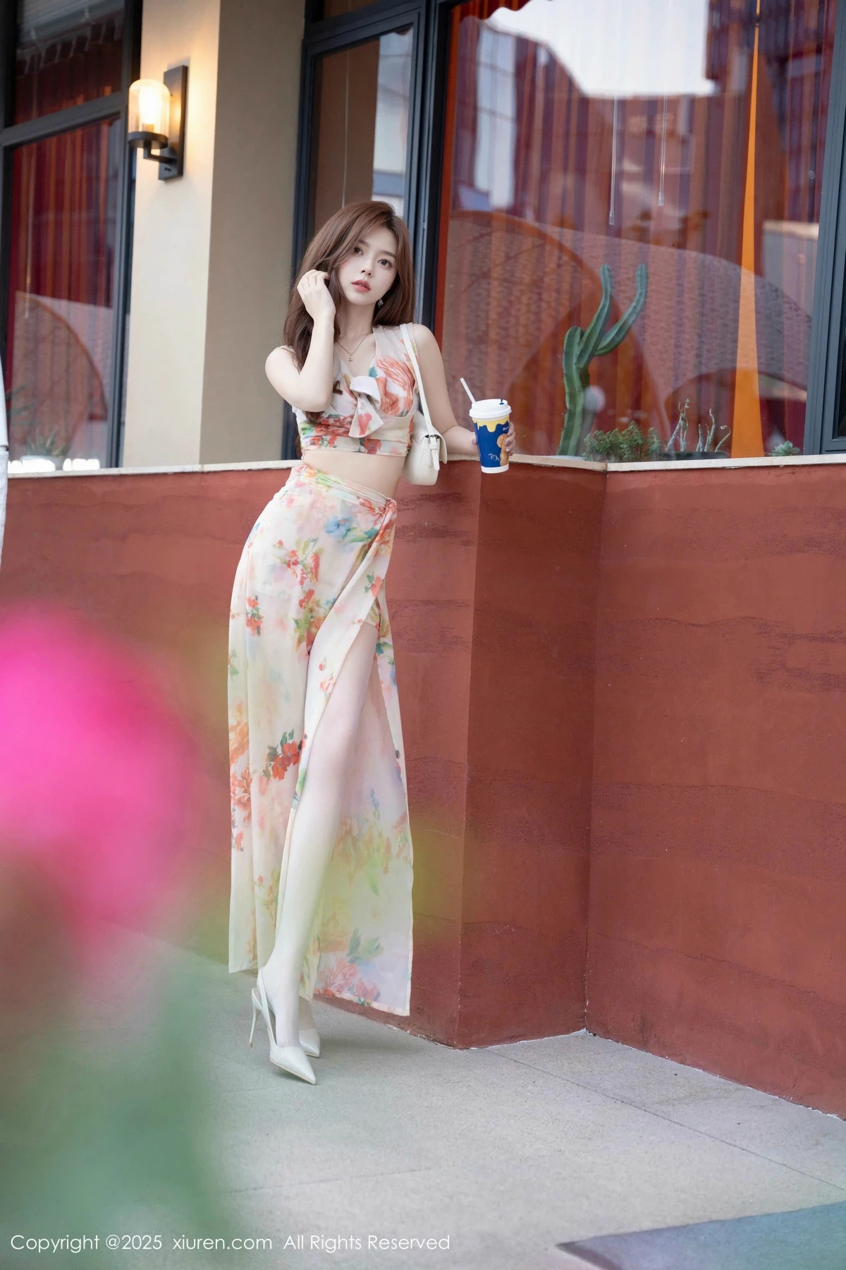 2kmn.vip_[XiuRen秀人网]No.9792_模特拍黄瓜girl性感碎花长裙配超薄肉丝秀曼妙身姿完美诱惑写真77P