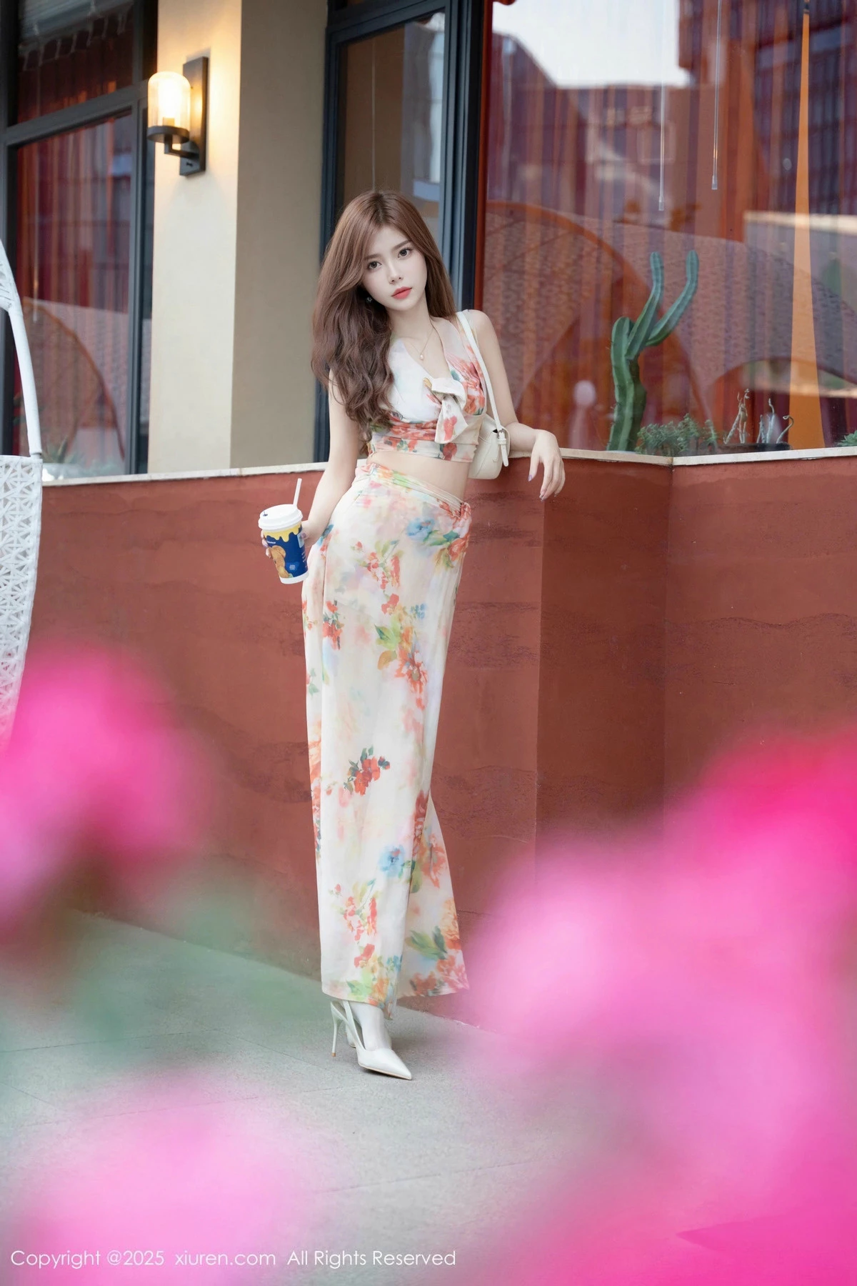 2kmn.vip_[XiuRen秀人网]No.9792_模特拍黄瓜girl性感碎花长裙配超薄肉丝秀曼妙身姿完美诱惑写真77P