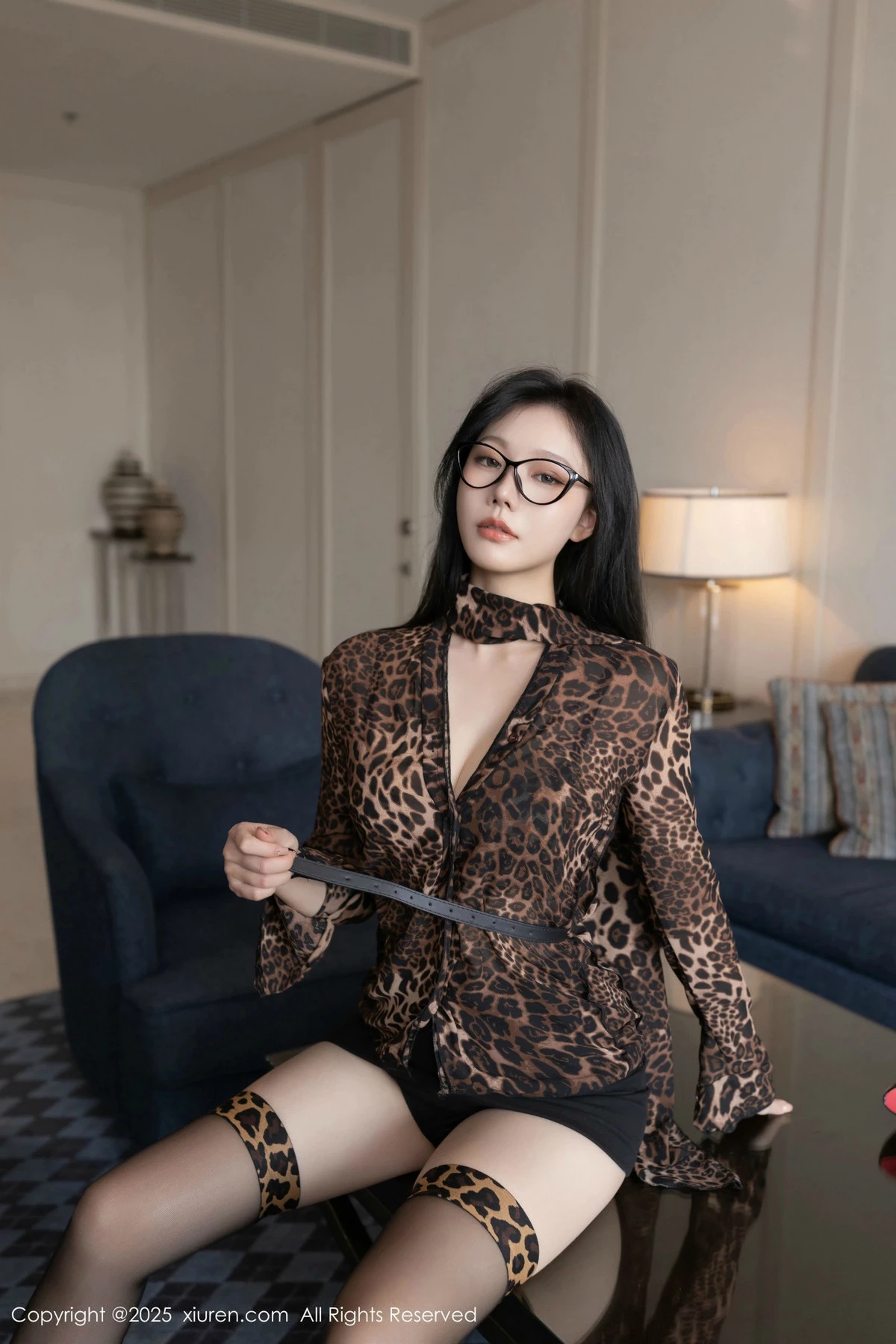2kmn.vip_[XiuRen秀人网]No.9794_模特安然anran豹纹外套露豹纹内衣配黑丝袜秀柔美身段诱惑写真80P