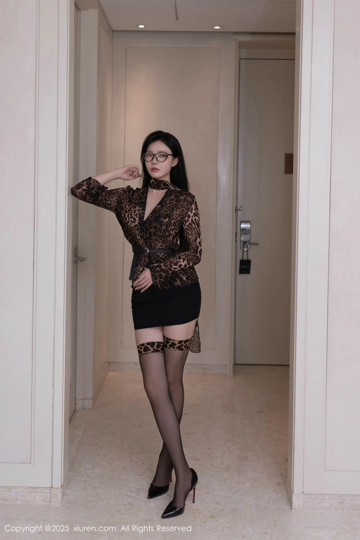 2kmn.vip_[XiuRen秀人网]No.9794_模特安然anran豹纹外套露豹纹内衣配黑丝袜秀柔美身段诱惑写真80P