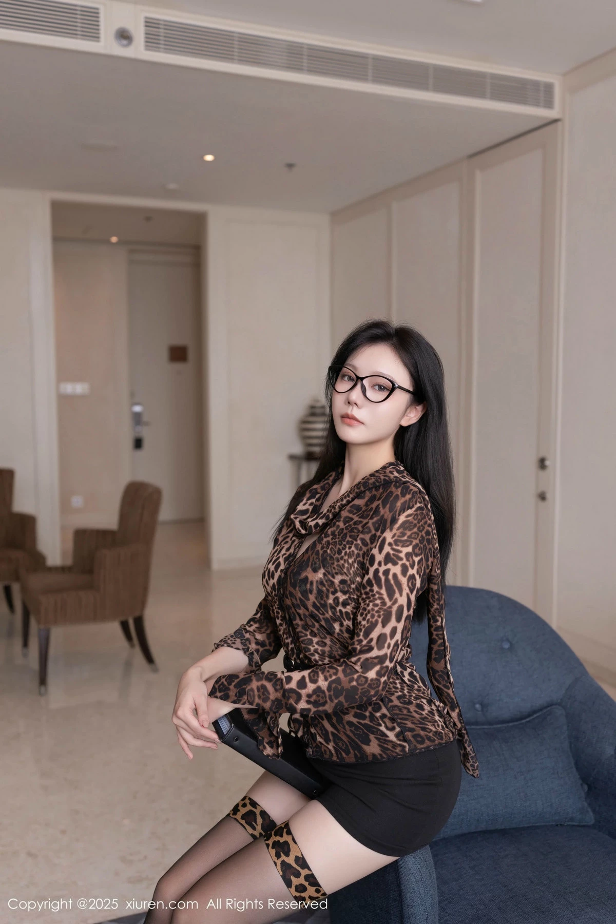 2kmn.vip_[XiuRen秀人网]No.9794_模特安然anran豹纹外套露豹纹内衣配黑丝袜秀柔美身段诱惑写真80P