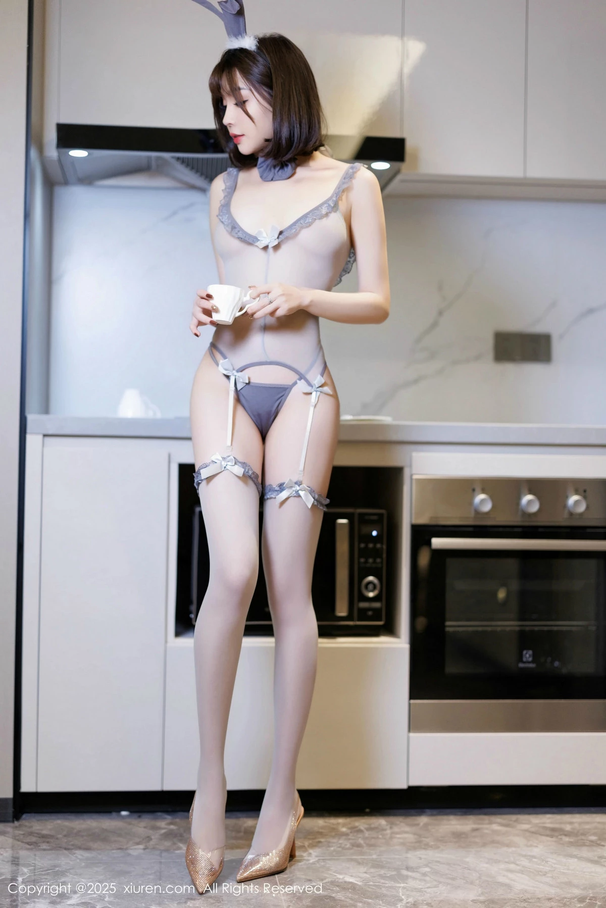 2kmn.vip_[XiuRen秀人网]No.9805_女神徐莉芝Booty蕾丝连衣短裙+灰色情趣内衣秀完美身材诱惑写真83P