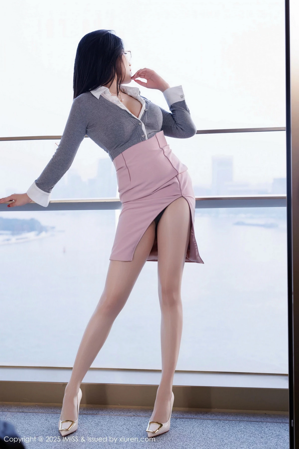 2kmn.vip_[IMISS爱蜜社]Vol.784_女神许诺Sabrina性感粉色包臀裙配超薄肉丝秀完美身材诱惑写真95P