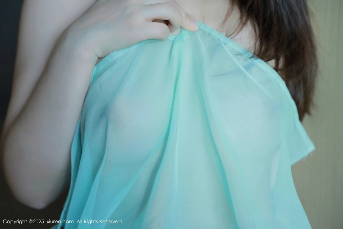 2kmn.vip_[XiuRen秀人网]No.9807_女神Evelyn艾莉性感绿色情趣服饰配白色网袜秀曼妙身材诱惑写真92P