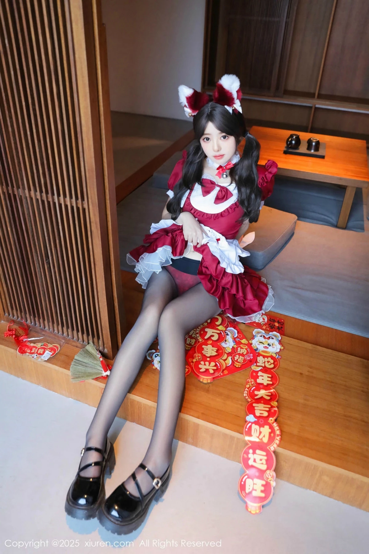 2kmn.vip_[XiuRen秀人网]No.9814_模特桃妖夭红色喜庆女仆服露红色内衣配超薄黑丝秀美腿诱惑写真87P