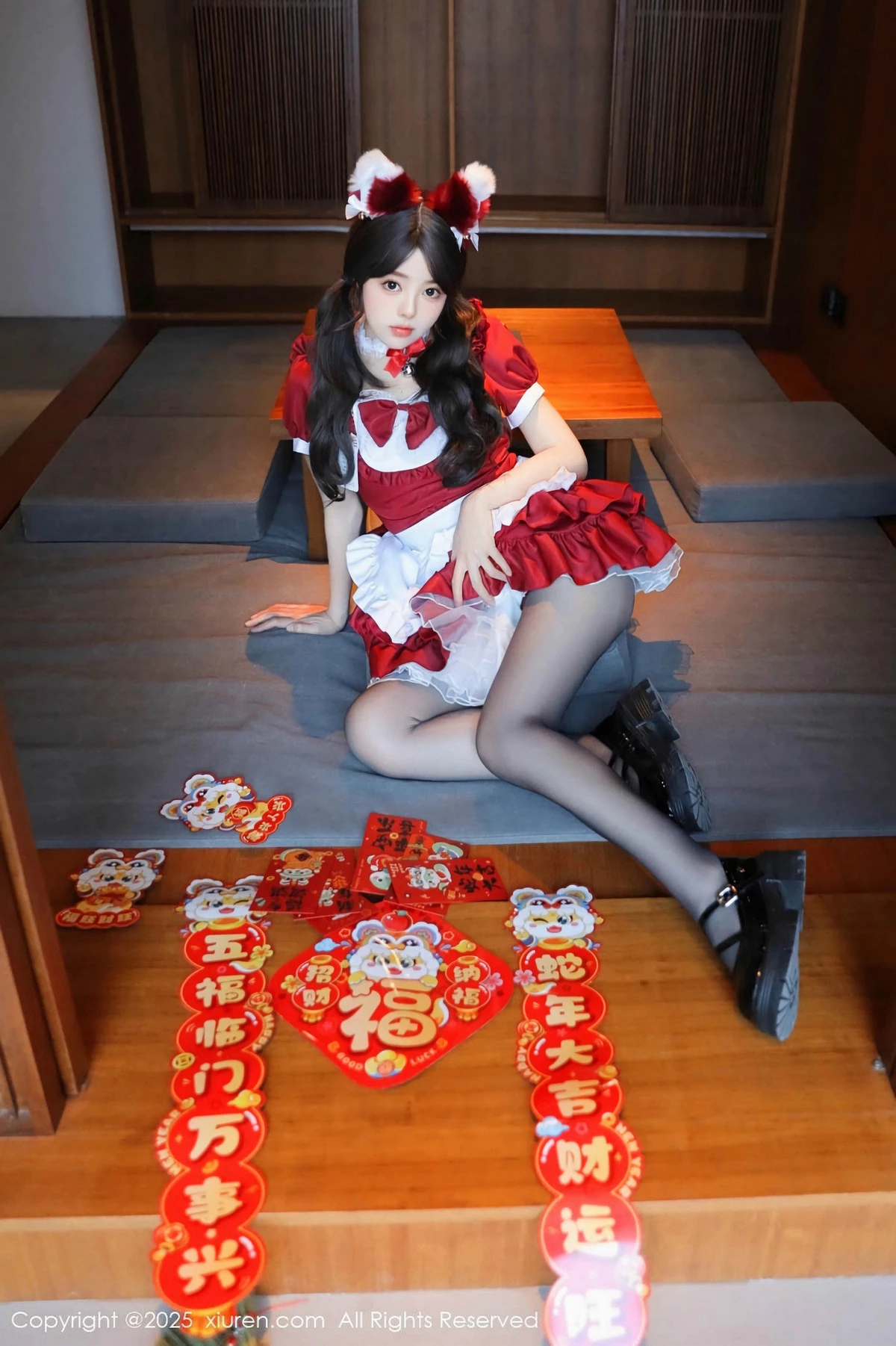 2kmn.vip_[XiuRen秀人网]No.9814_模特桃妖夭红色喜庆女仆服露红色内衣配超薄黑丝秀美腿诱惑写真87P