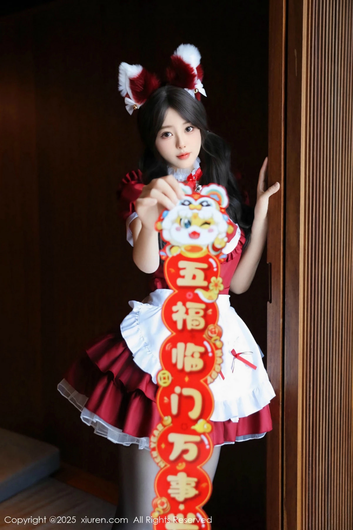 2kmn.vip_[XiuRen秀人网]No.9814_模特桃妖夭红色喜庆女仆服露红色内衣配超薄黑丝秀美腿诱惑写真87P