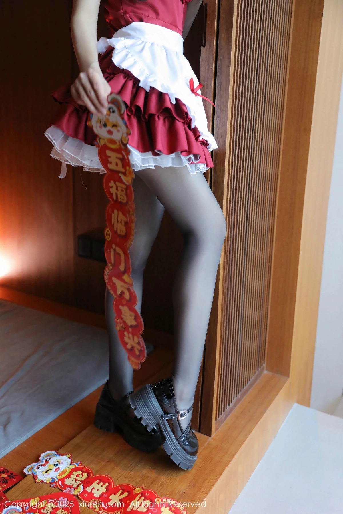 2kmn.vip_[XiuRen秀人网]No.9814_模特桃妖夭红色喜庆女仆服露红色内衣配超薄黑丝秀美腿诱惑写真87P